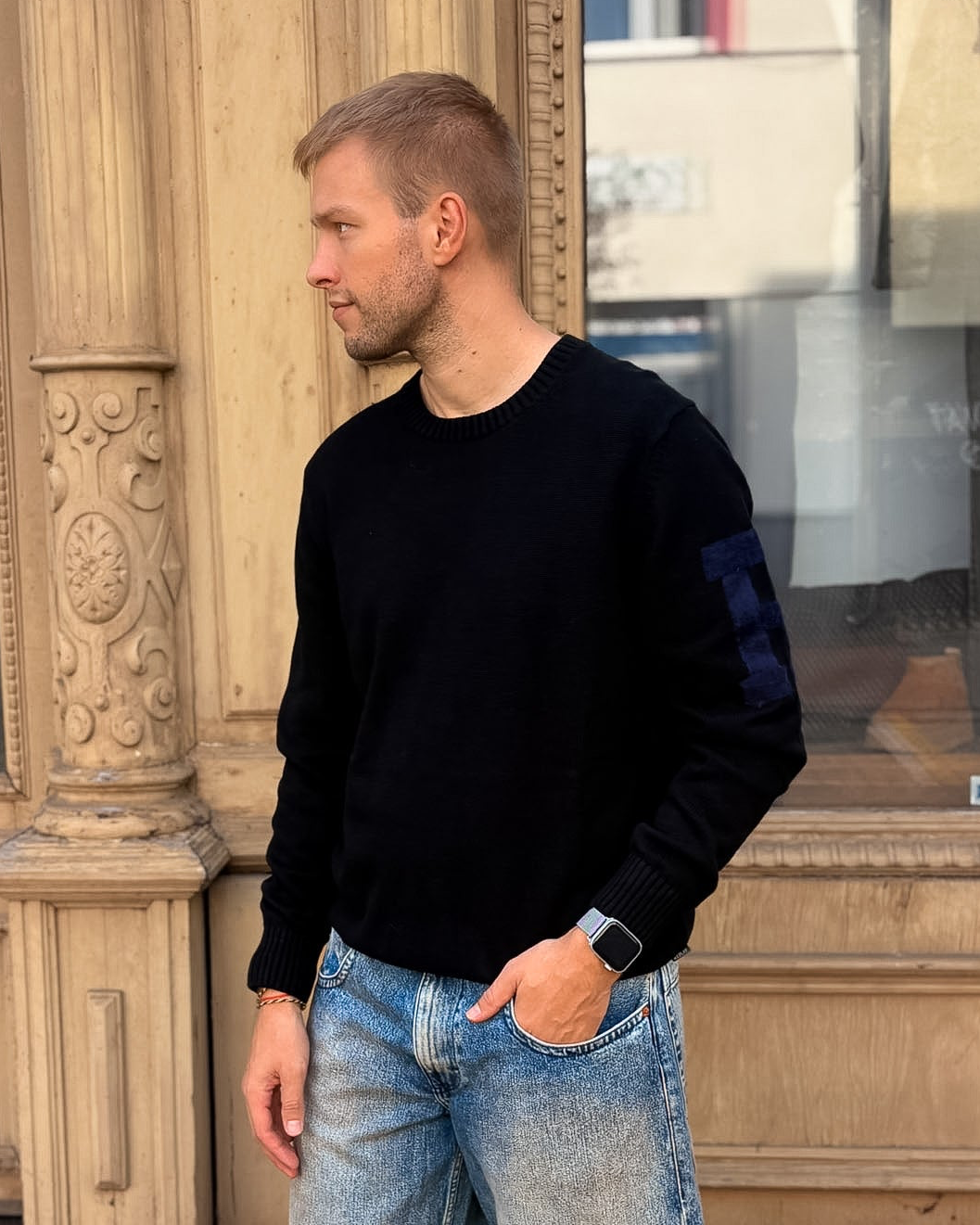 PÁNSKY PLETENÝ SVETER REPLAY S HRUBÝM REBROVANÍM A ZAMATOVÝM LOGOM R