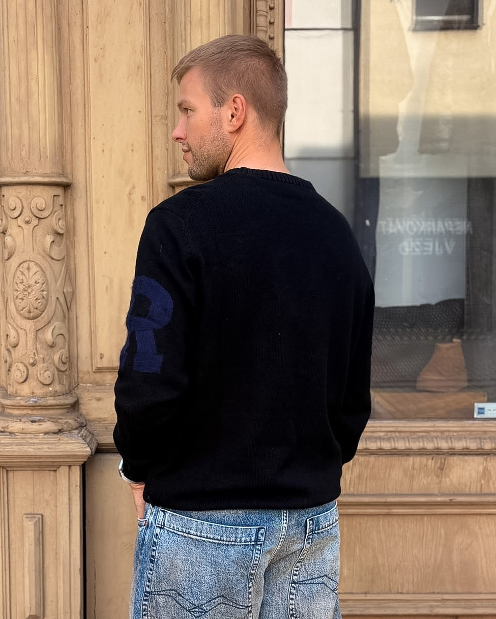 PÁNSKY PLETENÝ SVETER REPLAY S HRUBÝM REBROVANÍM A ZAMATOVÝM LOGOM R