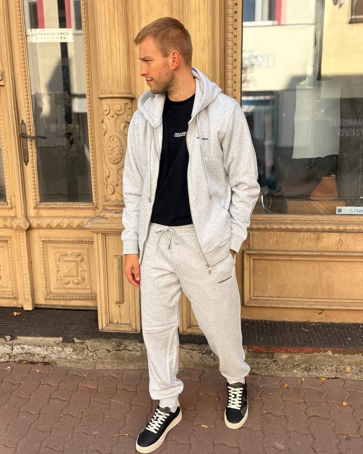 PÁNSKÉ JOGGER KALHOTY REPLAY S EMBOSOVANÝM LOGEM