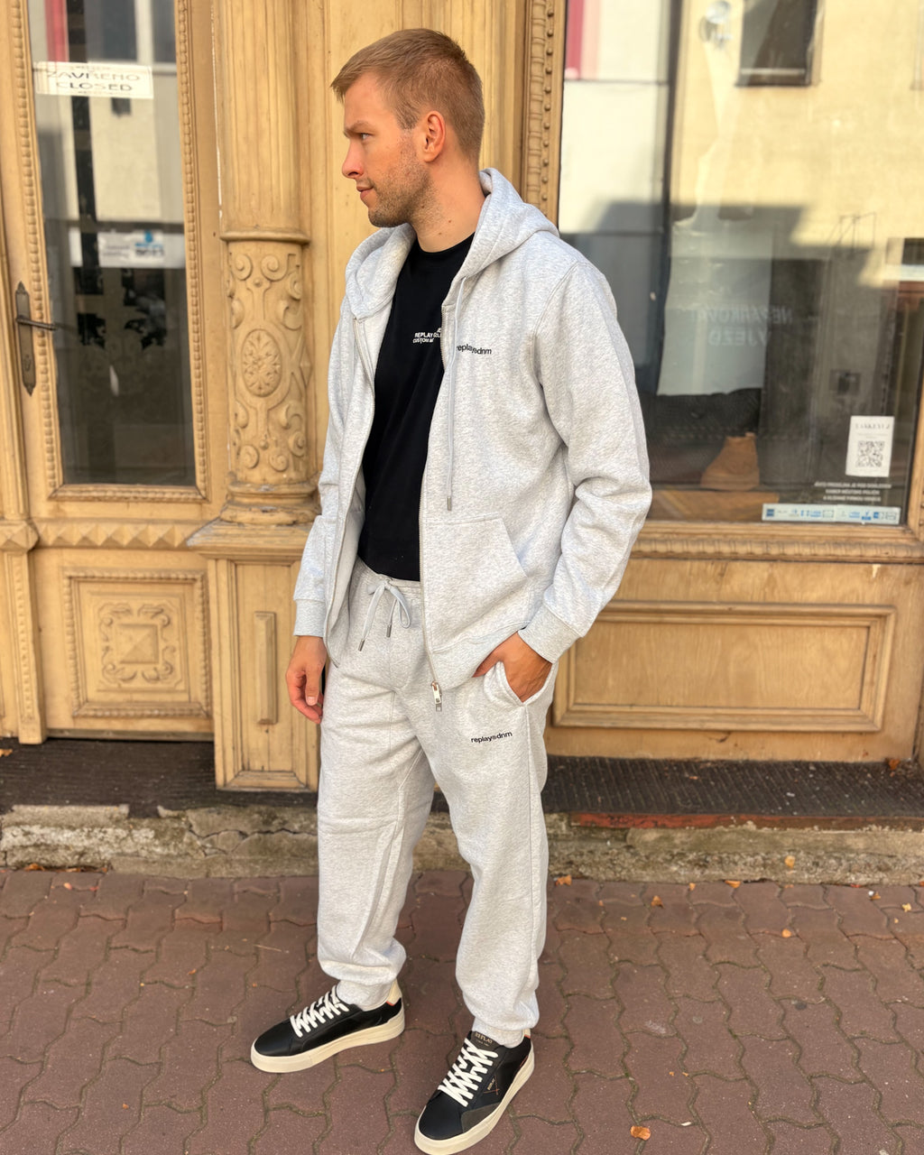 PÁNSKÉ JOGGER KALHOTY REPLAY S EMBOSOVANÝM LOGEM