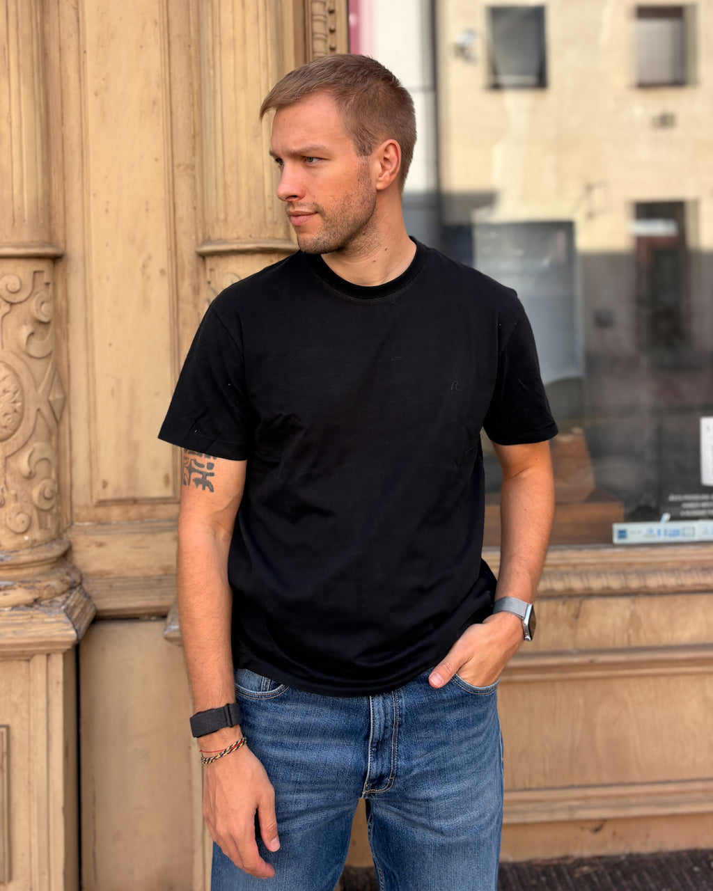 REPLAY HERREN-T-SHIRT MIT BRUSTTASCHE UND TON-IN-TON-R-STICKEREI