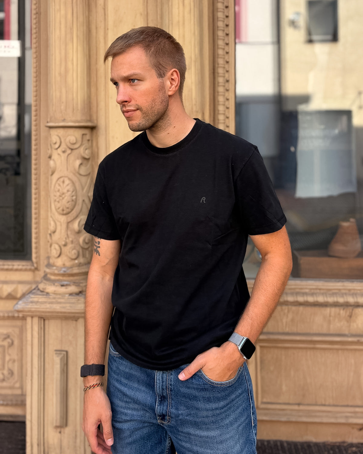 REPLAY HERREN-T-SHIRT MIT BRUSTTASCHE UND TON-IN-TON-R-STICKEREI