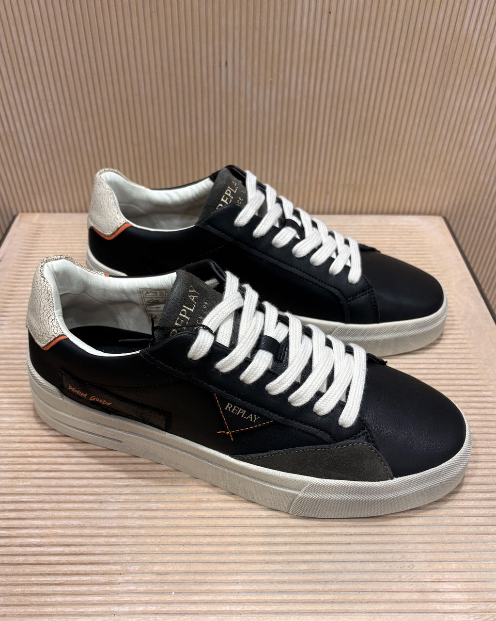 PÁNSKE ČIERNE SNEAKERS REPLAY S KONTRASTNÝMI DETAILMI