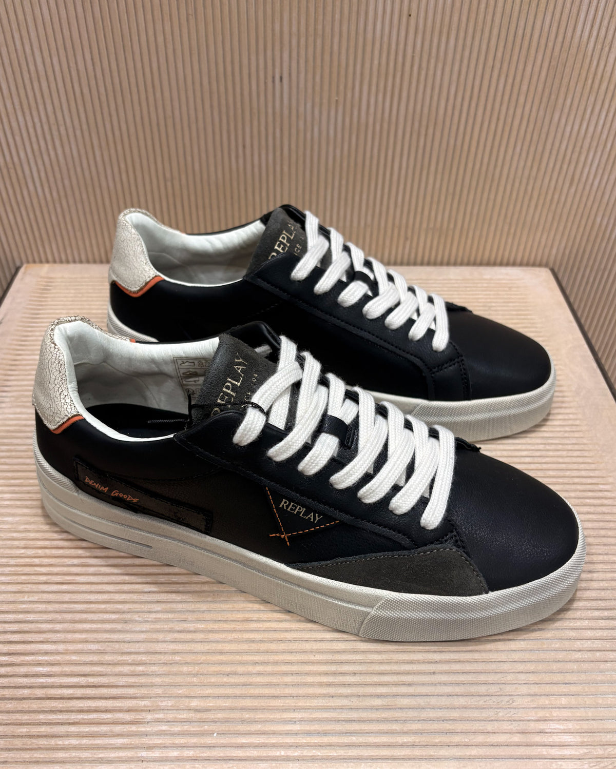 PÁNSKE ČIERNE SNEAKERS REPLAY S KONTRASTNÝMI DETAILMI