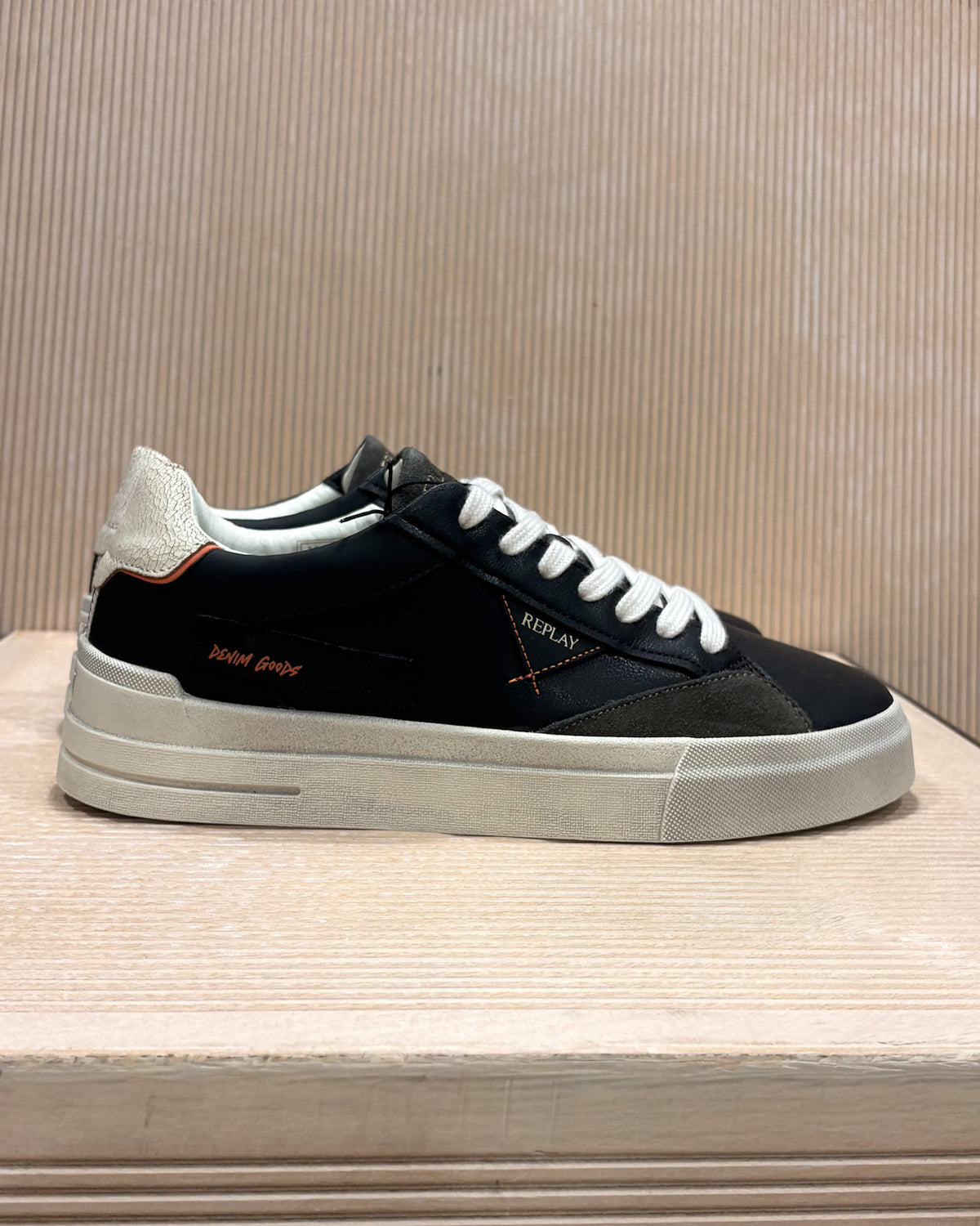 PÁNSKE ČIERNE SNEAKERS REPLAY S KONTRASTNÝMI DETAILMI