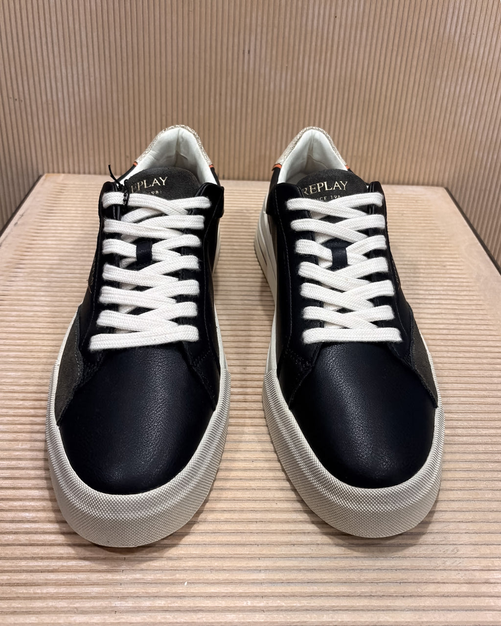 PÁNSKE ČIERNE SNEAKERS REPLAY S KONTRASTNÝMI DETAILMI