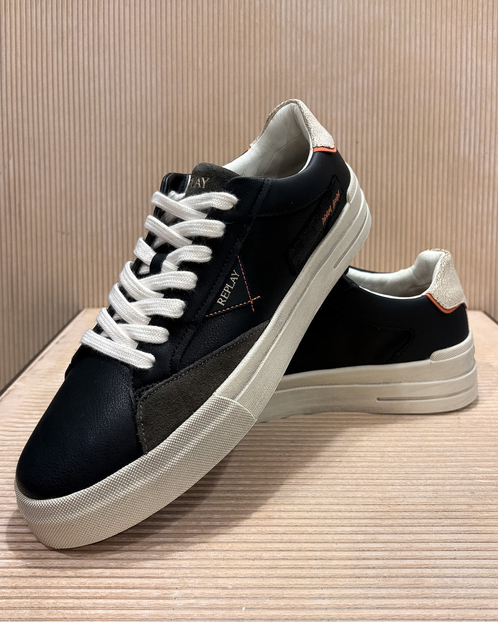 PÁNSKE ČIERNE SNEAKERS REPLAY S KONTRASTNÝMI DETAILMI