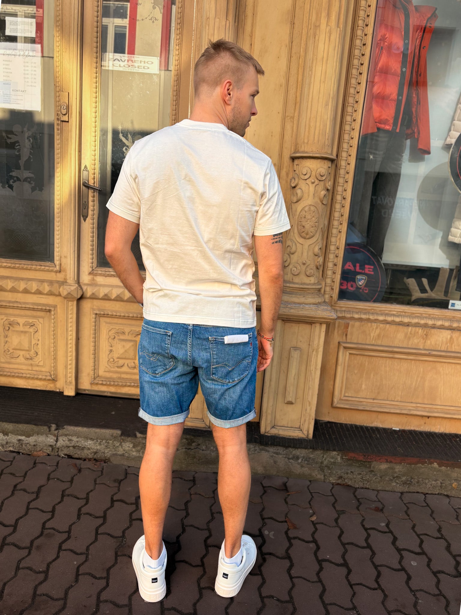 REPLAY PÁNSKÉ DŽÍNOVÉ KRAŤASY RBJ.981  SE S ZÚŽENÝM STŘIHEM