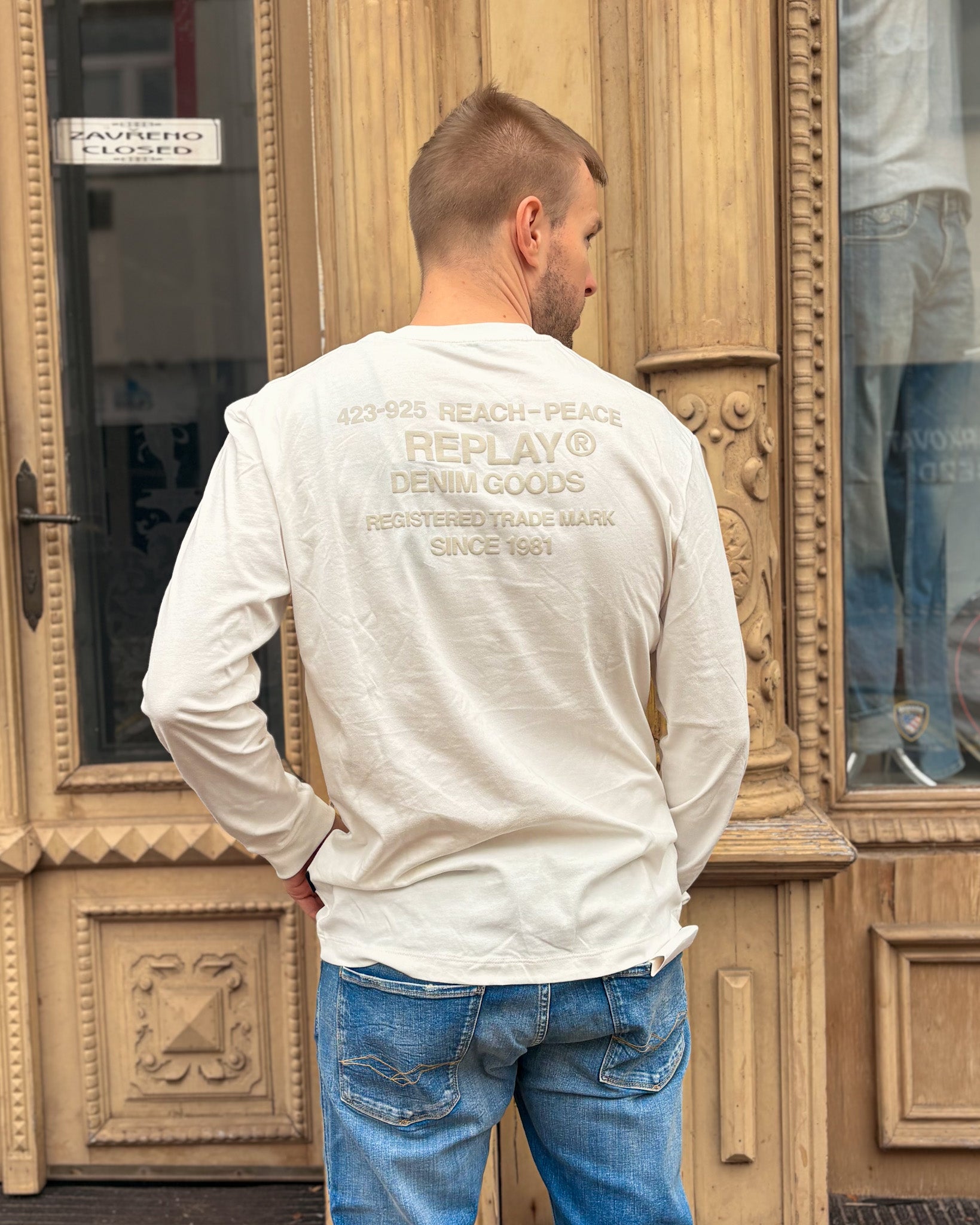 PÁNSKÉ TRIČKO REPLAY S DLOUHÝM RUKÁVEM A RELIÉFNÍM POTISKEM 