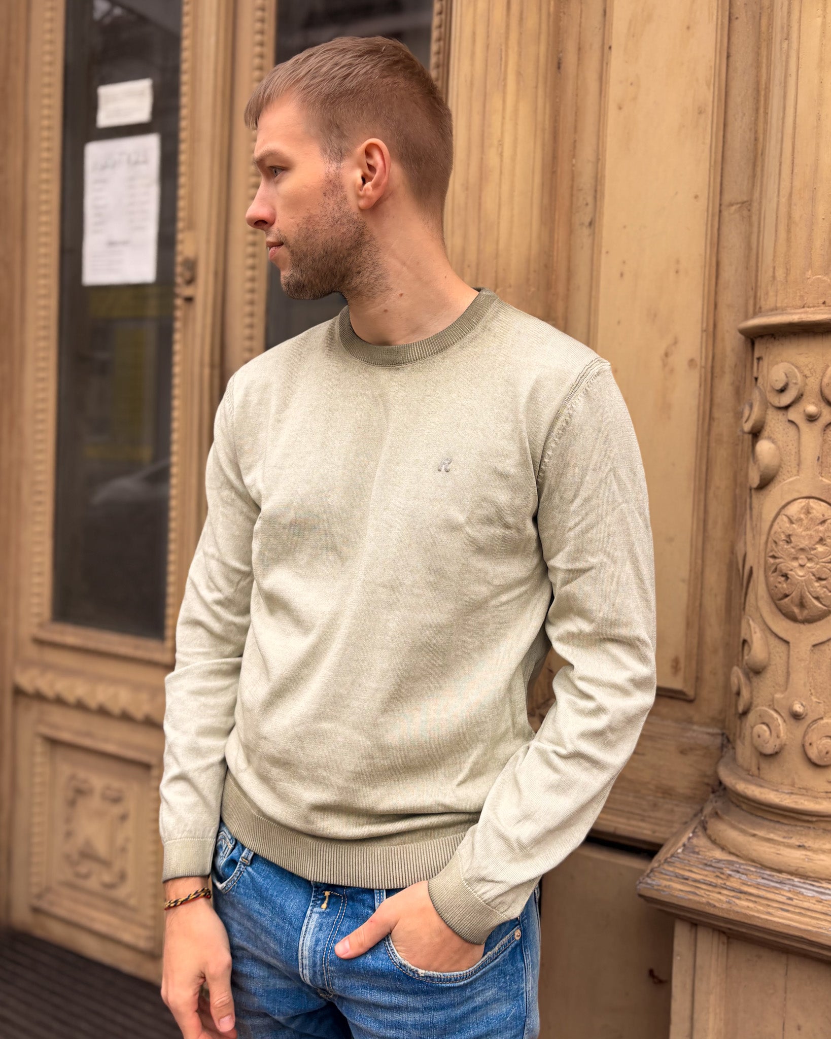 PÁNSKÝ SVETR REPLAY S KULATÝM VÝSTŘIHEM Z BAVLNĚNÉHO OMBRE ÚPLETU