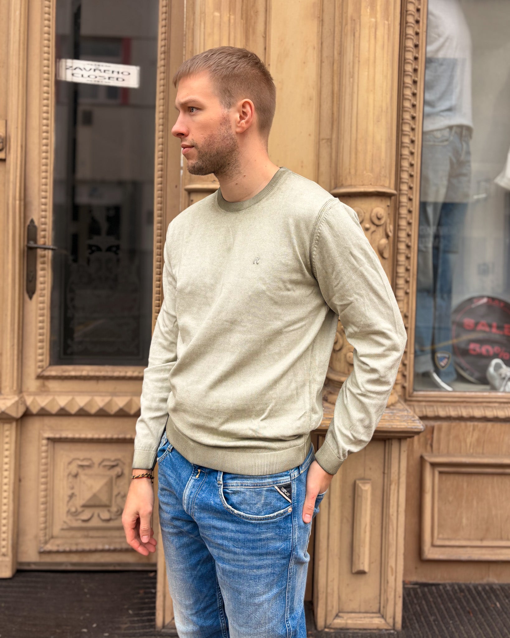 PÁNSKÝ SVETR REPLAY S KULATÝM VÝSTŘIHEM Z BAVLNĚNÉHO OMBRE ÚPLETU