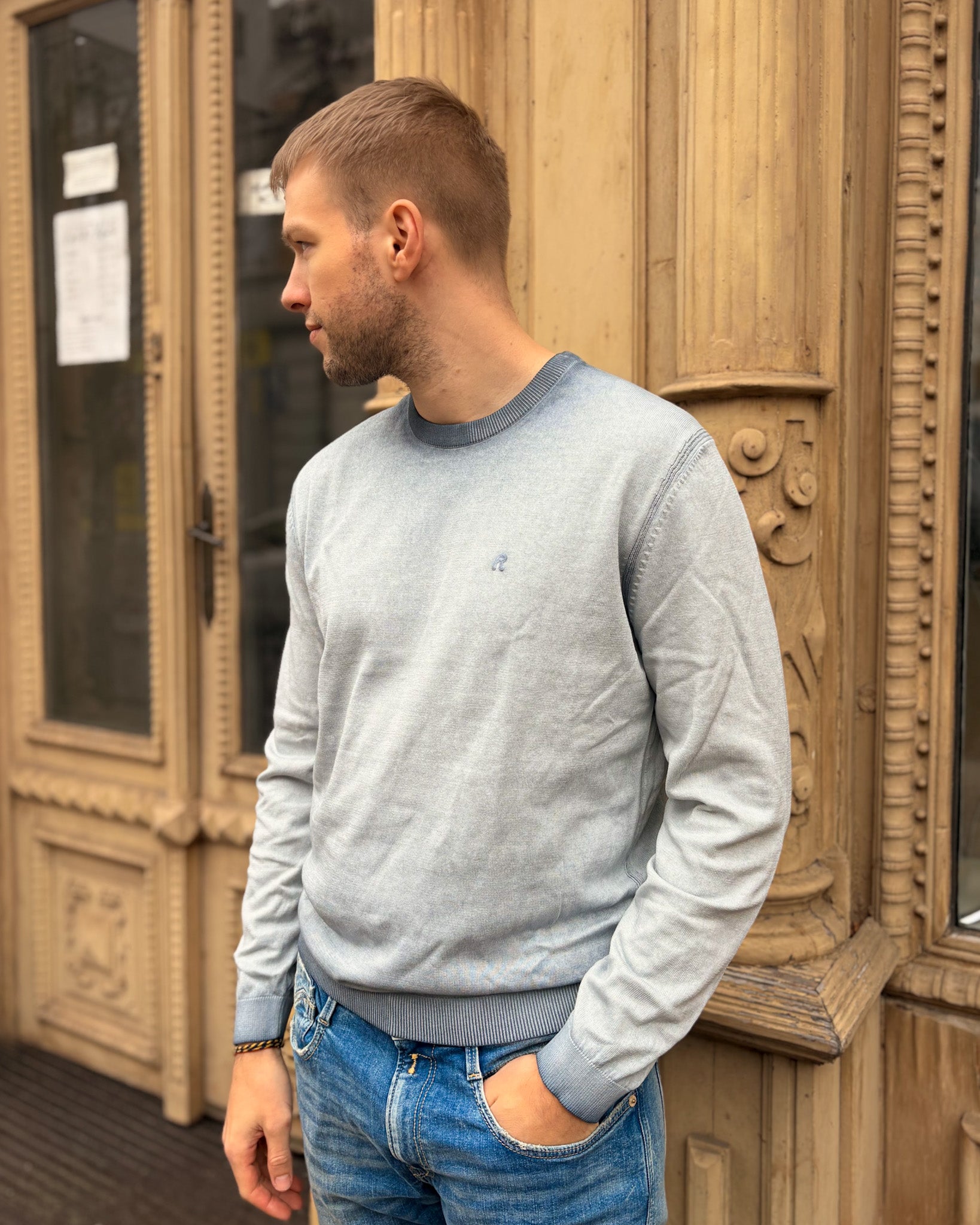 PÁNSKÝ SVETR REPLAY S KULATÝM VÝSTŘIHEM Z BAVLNĚNÉHO OMBRE ÚPLETU