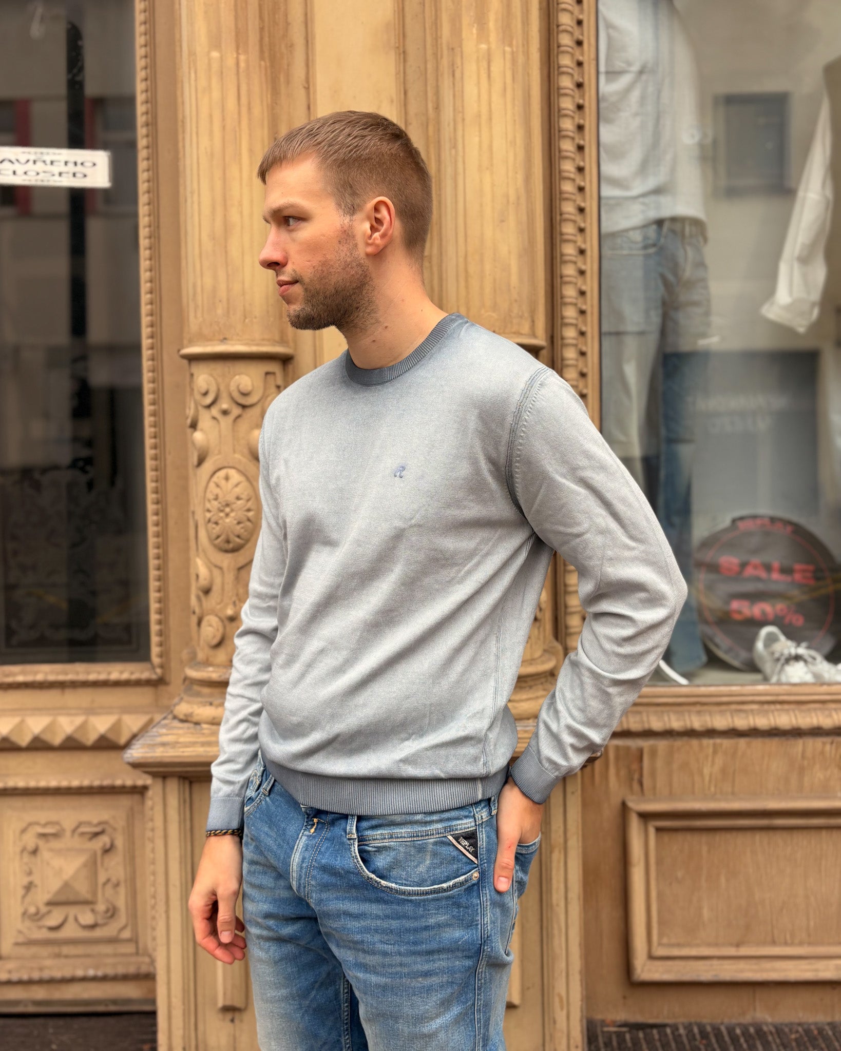 PÁNSKÝ SVETR REPLAY S KULATÝM VÝSTŘIHEM Z BAVLNĚNÉHO OMBRE ÚPLETU