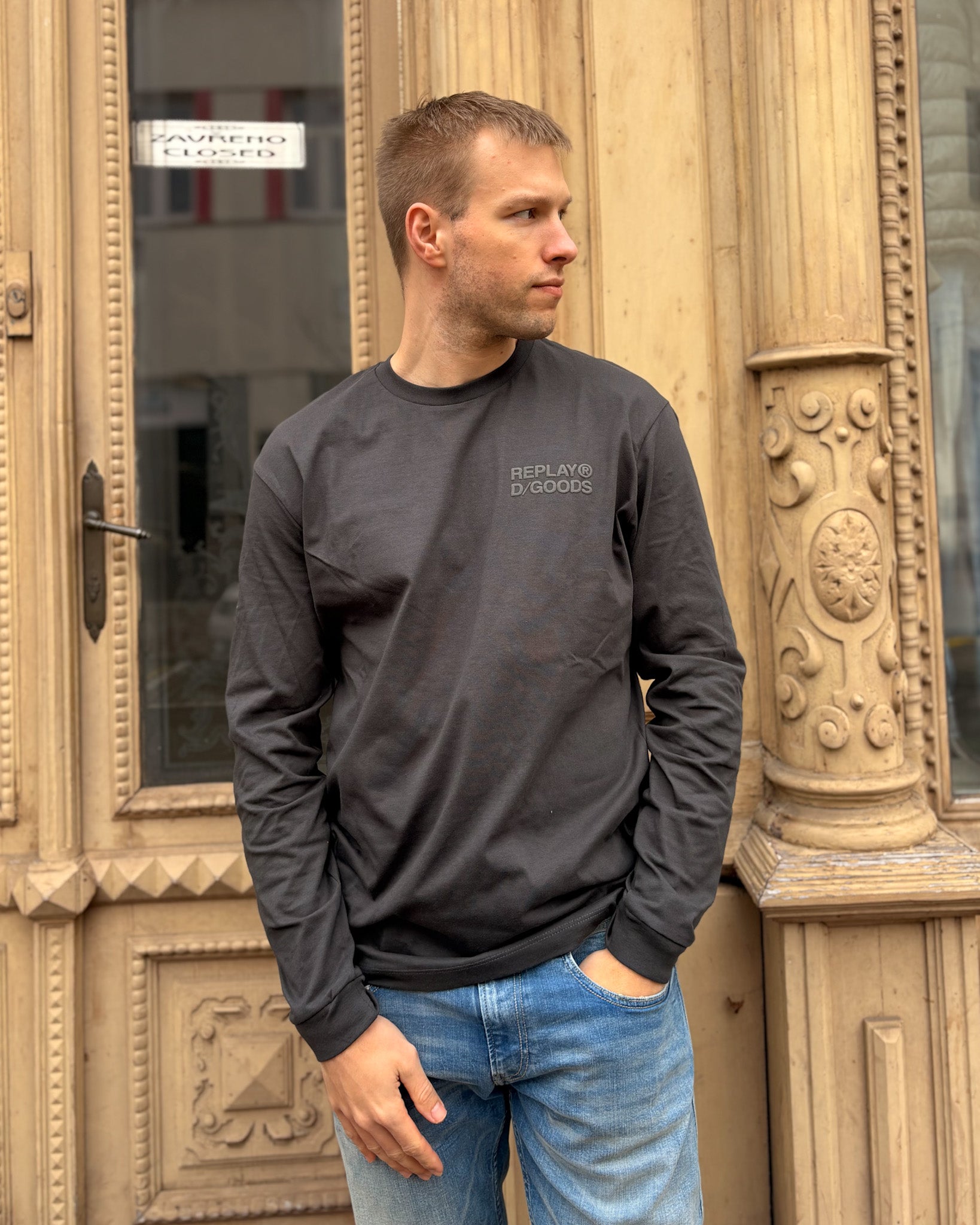 PÁNSKÉ TRIČKO REPLAY S DLOUHÝM RUKÁVEM A RELIÉFNÍM POTISKEM 