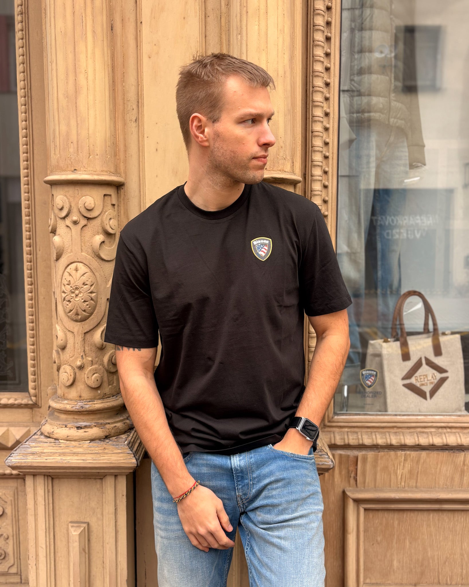 PÁNSKÉ TRIČKO BLAUER S ERBEM NA HRUDI 