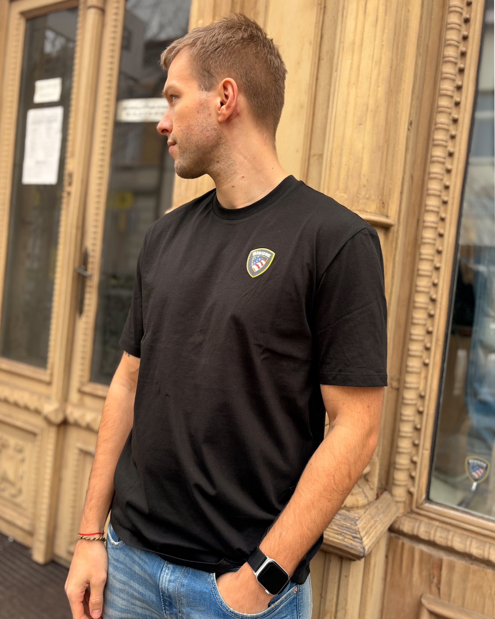 PÁNSKÉ TRIČKO BLAUER S ERBEM NA HRUDI 