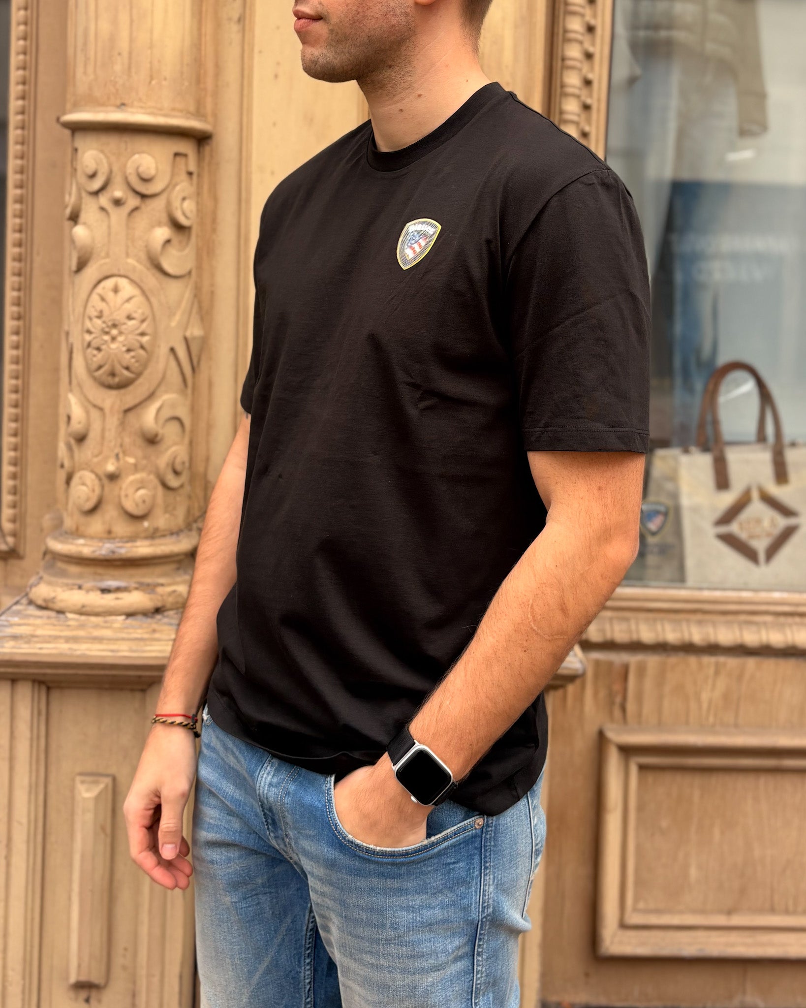 PÁNSKÉ TRIČKO BLAUER S ERBEM NA HRUDI 