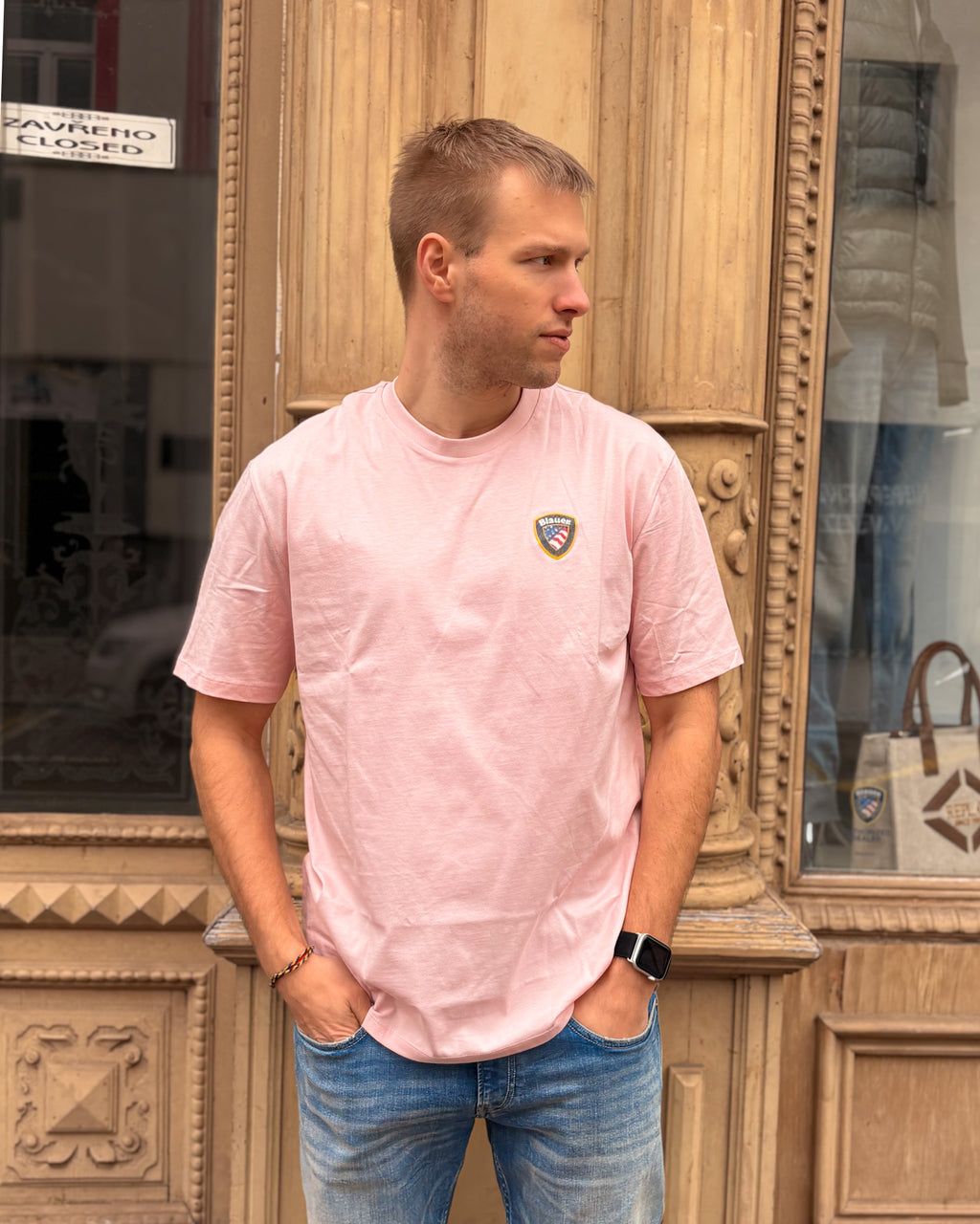 PÁNSKÉ TRIČKO BLAUER S ERBEM NA HRUDI 