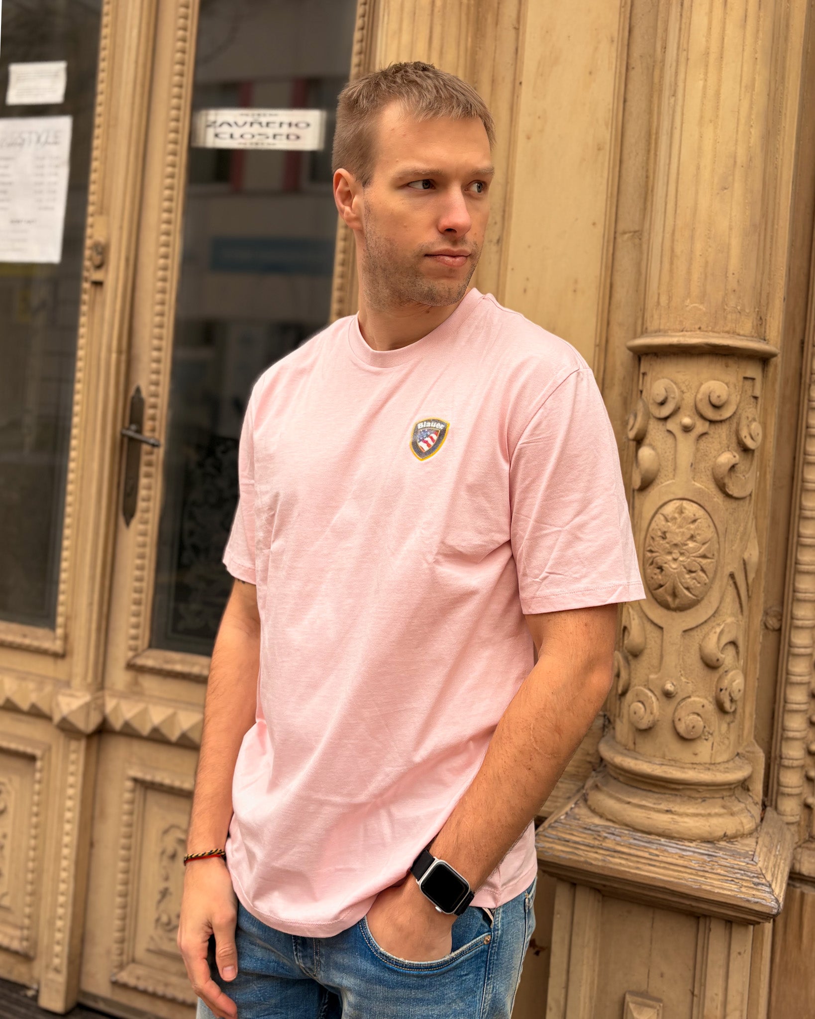 PÁNSKÉ TRIČKO BLAUER S ERBEM NA HRUDI 