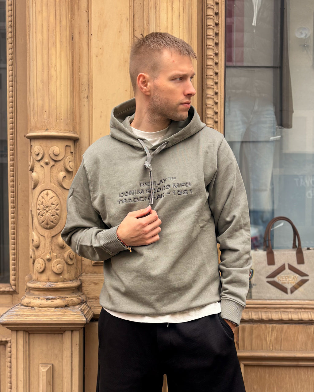 PÁNSKÁ MIKINA REPLAY S POTISKEM TÓN V TÓNU