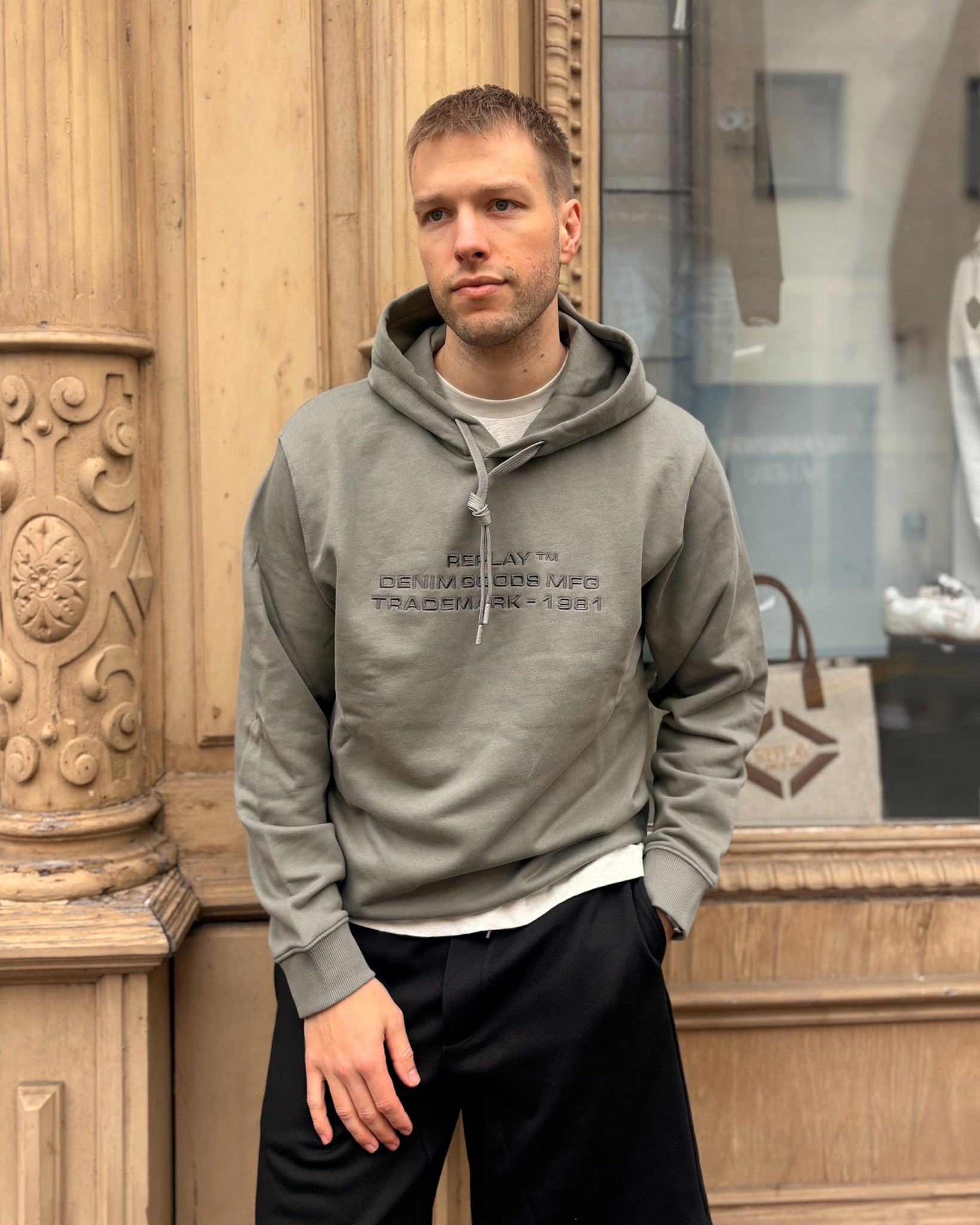 PÁNSKÁ MIKINA REPLAY S POTISKEM TÓN V TÓNU