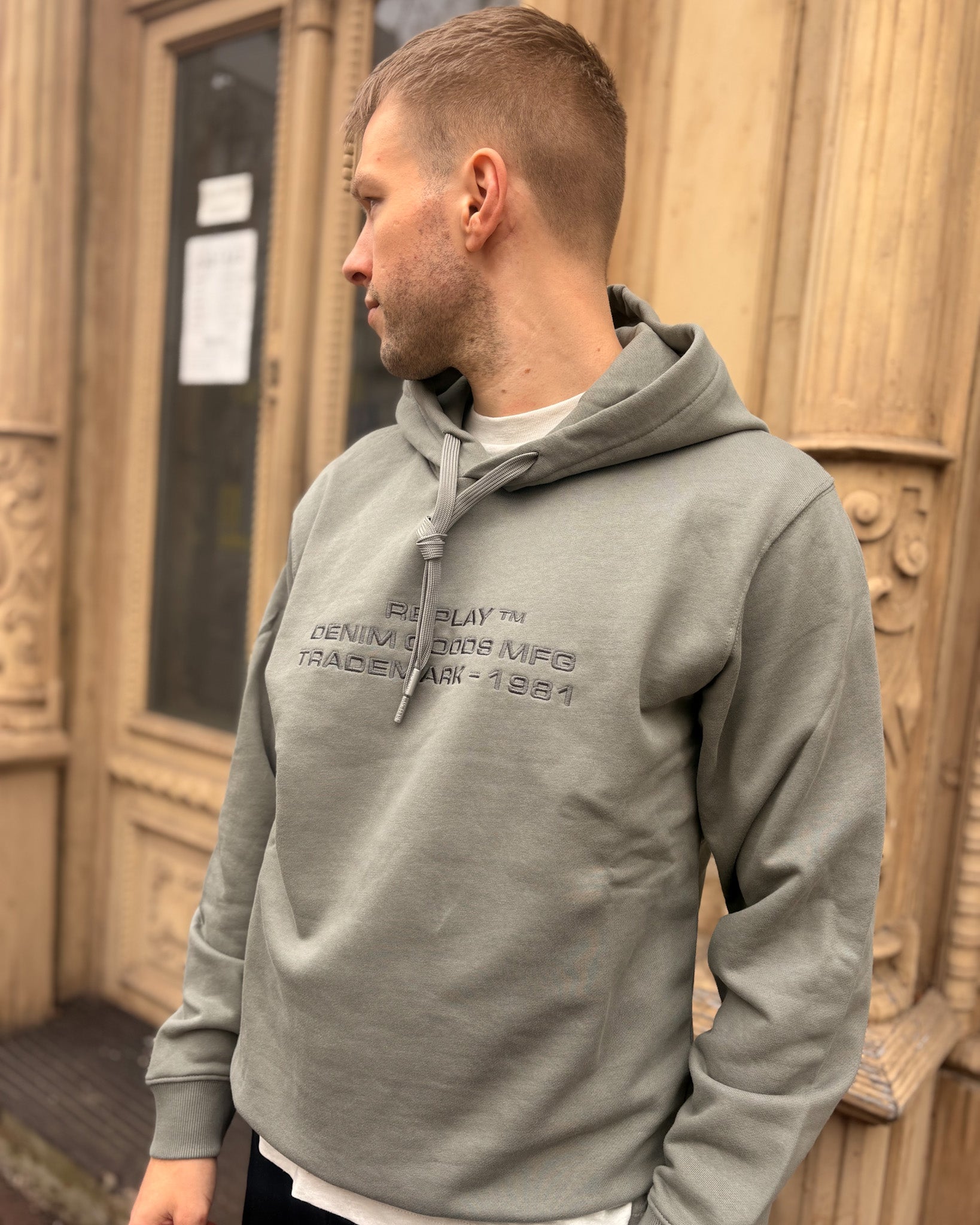 PÁNSKÁ MIKINA REPLAY S POTISKEM TÓN V TÓNU