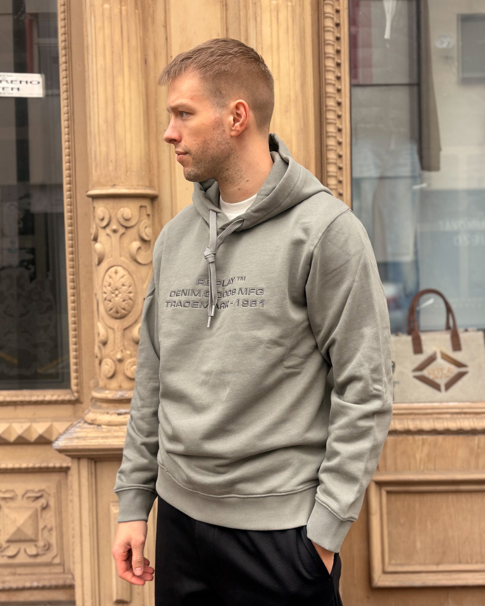 PÁNSKÁ MIKINA REPLAY S POTISKEM TÓN V TÓNU