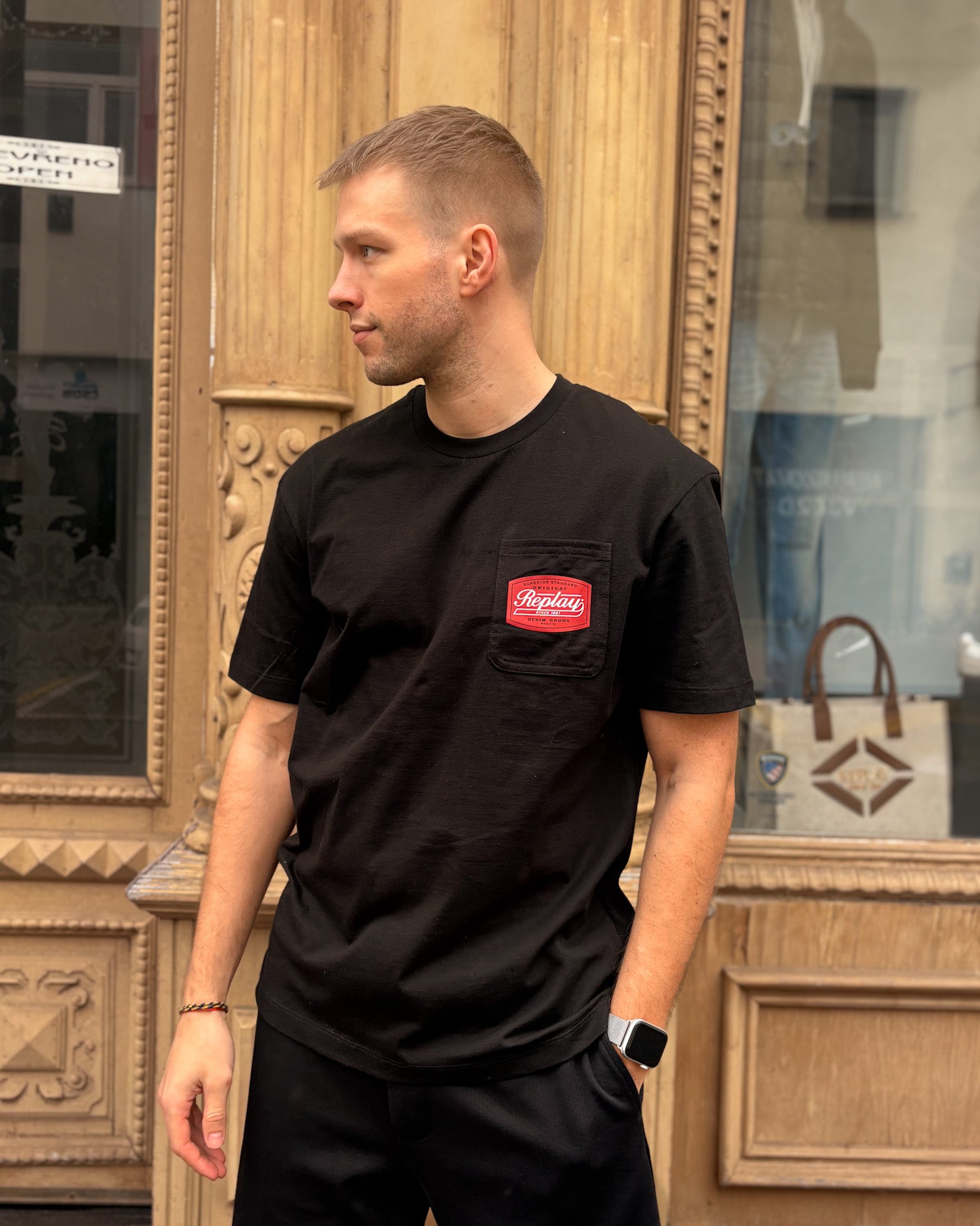 PÁNSKÉ TRIČKO REPLAY S NÁPRSNÍ KAPSOU - M3351 .000.2660