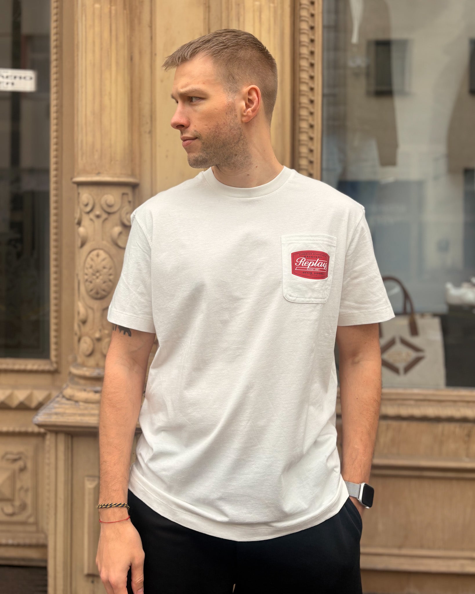 PÁNSKÉ TRIČKO REPLAY S NÁPRSNÍ KAPSOU - M3351 .000.2660