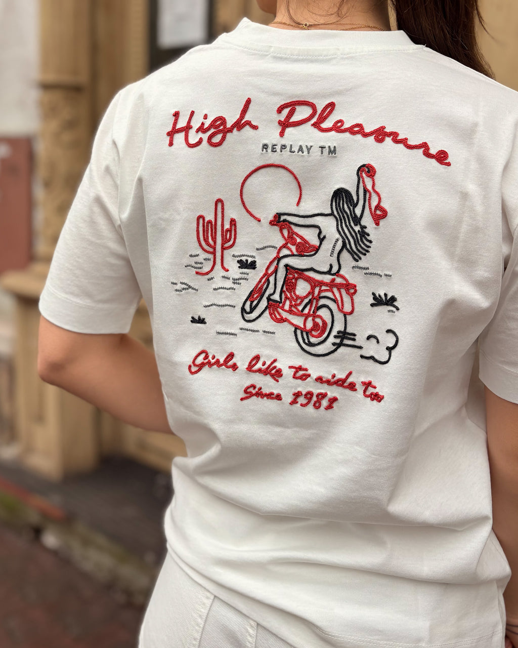 DÁMSKÉ TRIČKO REPLAY S VYŠÍVANÝM POTLAČOM 