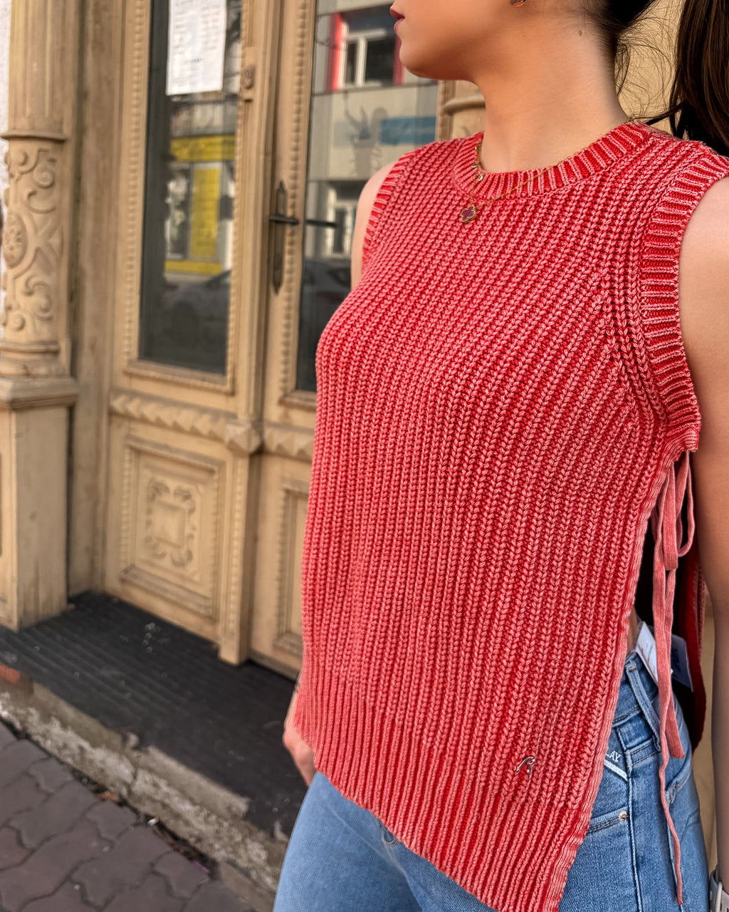 DÁMSKÝ PLETENÝ TOP REPLAY SE ZAVAZOVÁNÍM NA BOCÍCH 