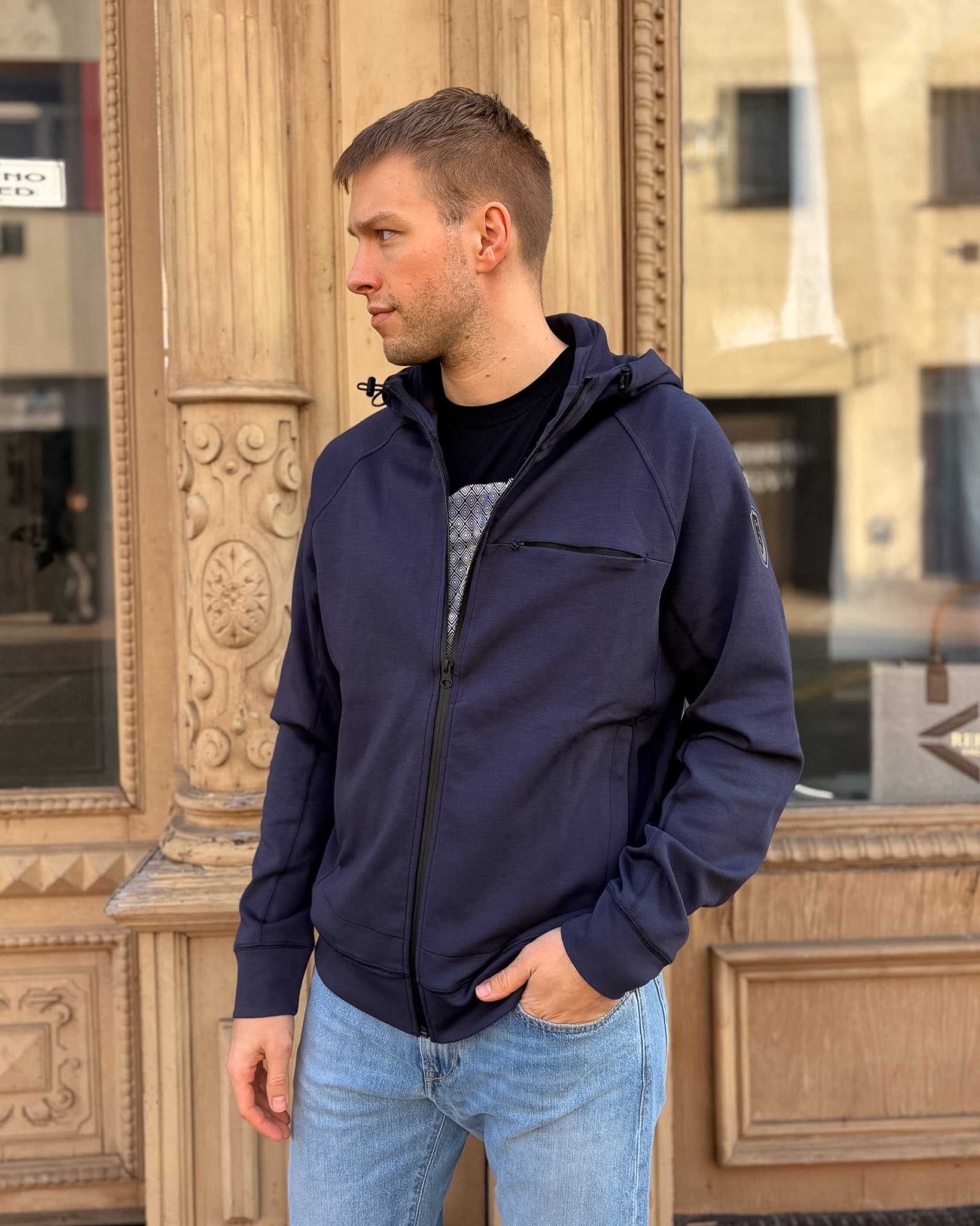 PÁNSKÁ MIKINA BLAUER Z TEHCNICKÉ TKANINY S KAPUCÍ 