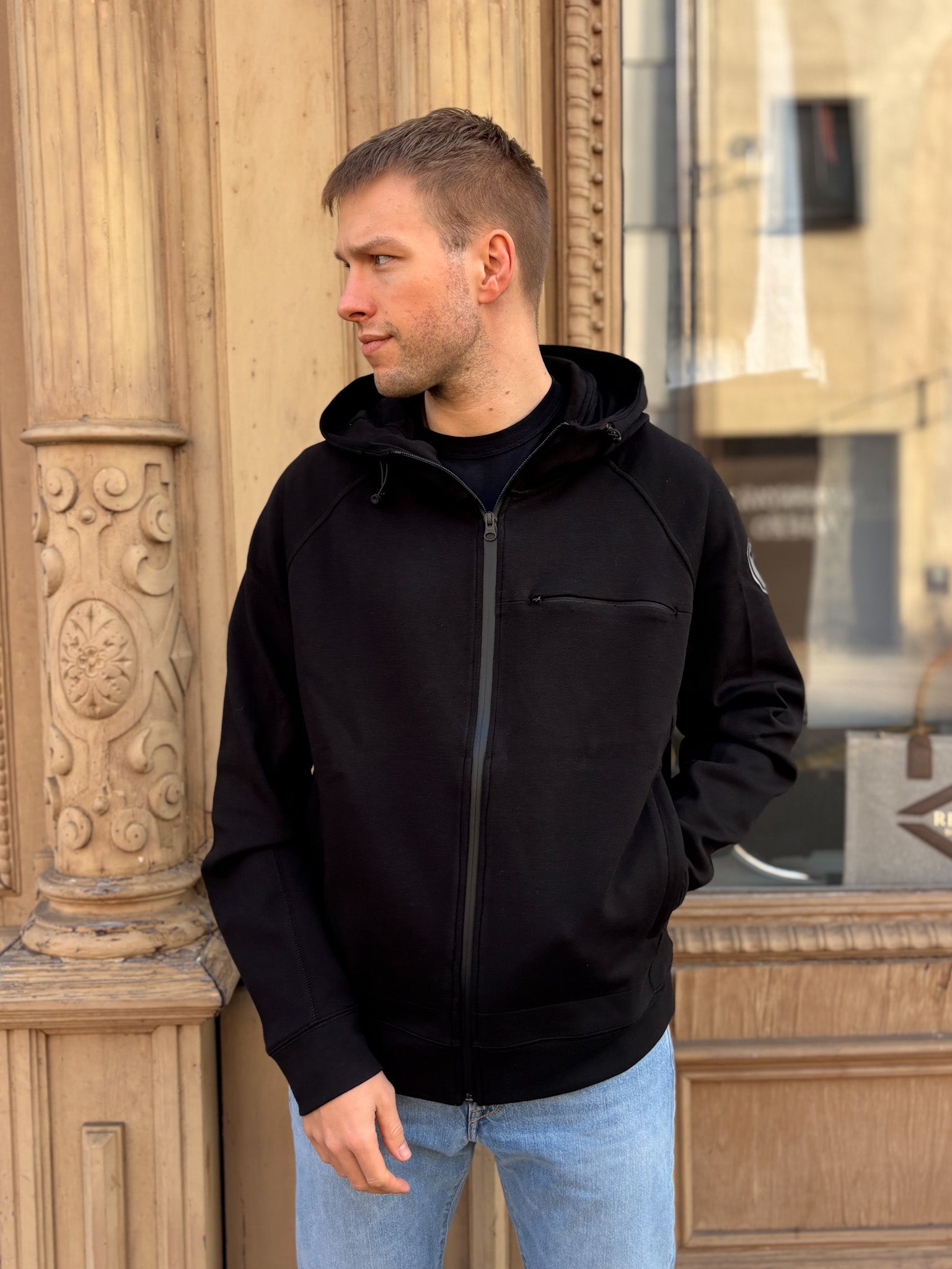 PÁNSKÁ MIKINA BLAUER Z TEHCNICKÉ TKANINY S KAPUCÍ 