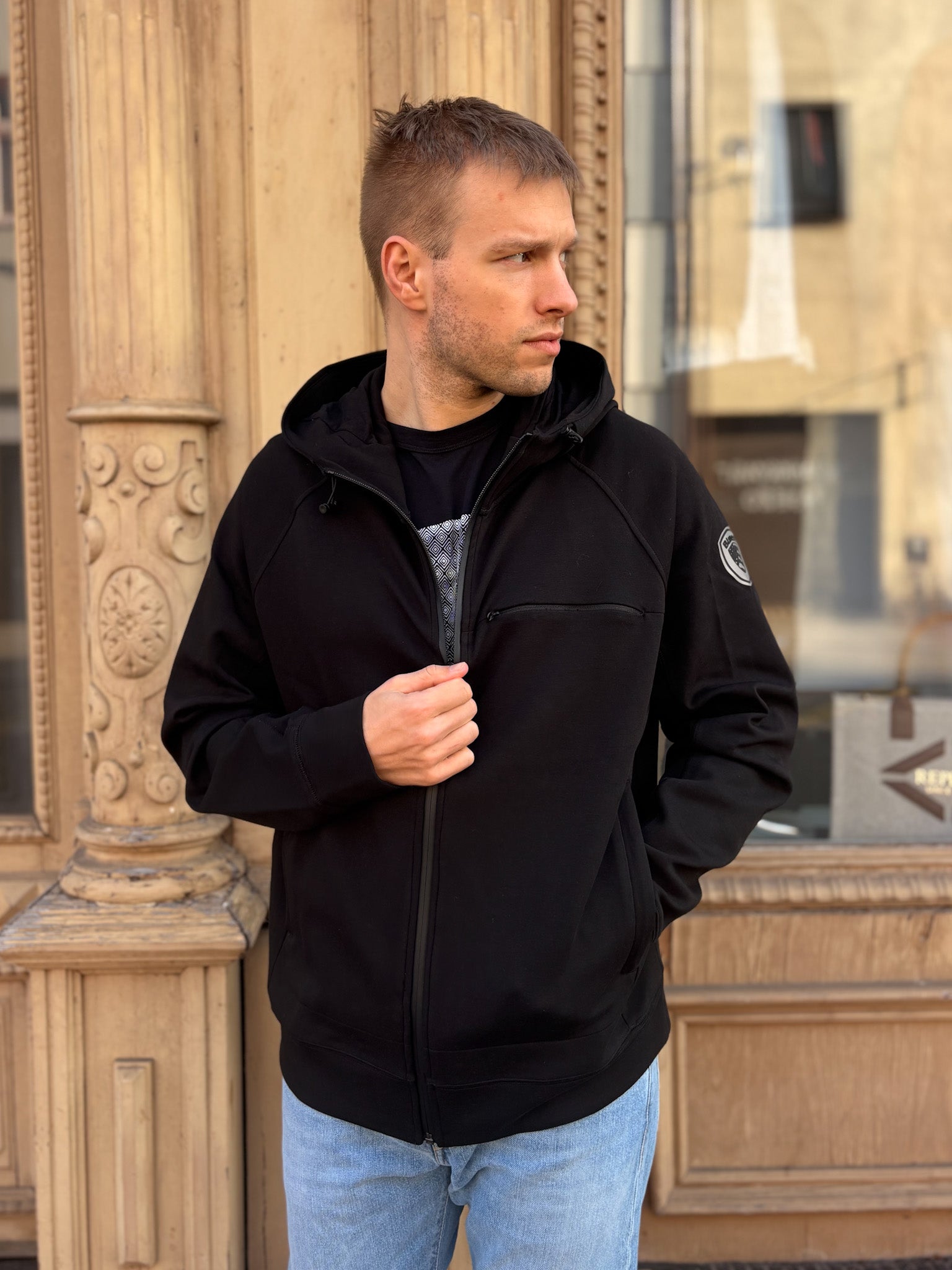 PÁNSKÁ MIKINA BLAUER Z TEHCNICKÉ TKANINY S KAPUCÍ 