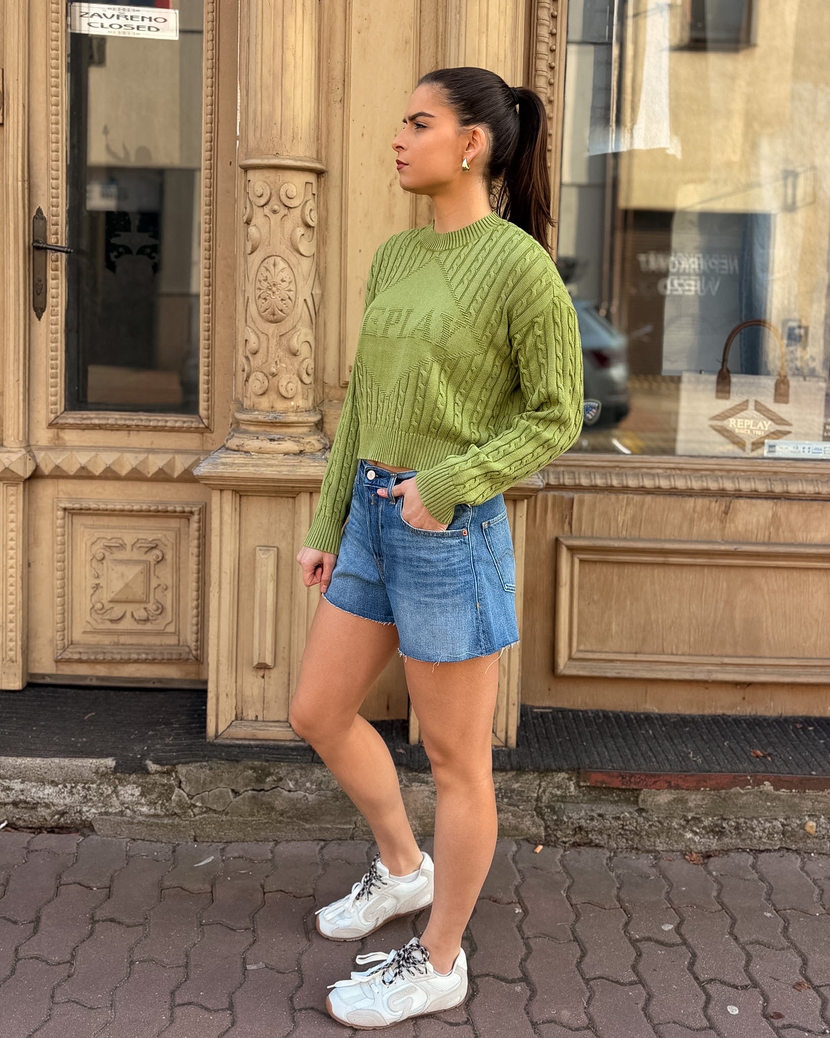 DÁMSKÉ DŽÍNOVÉ KRAŤASY S NEZAČIŠTĚNÝM LEMEM 