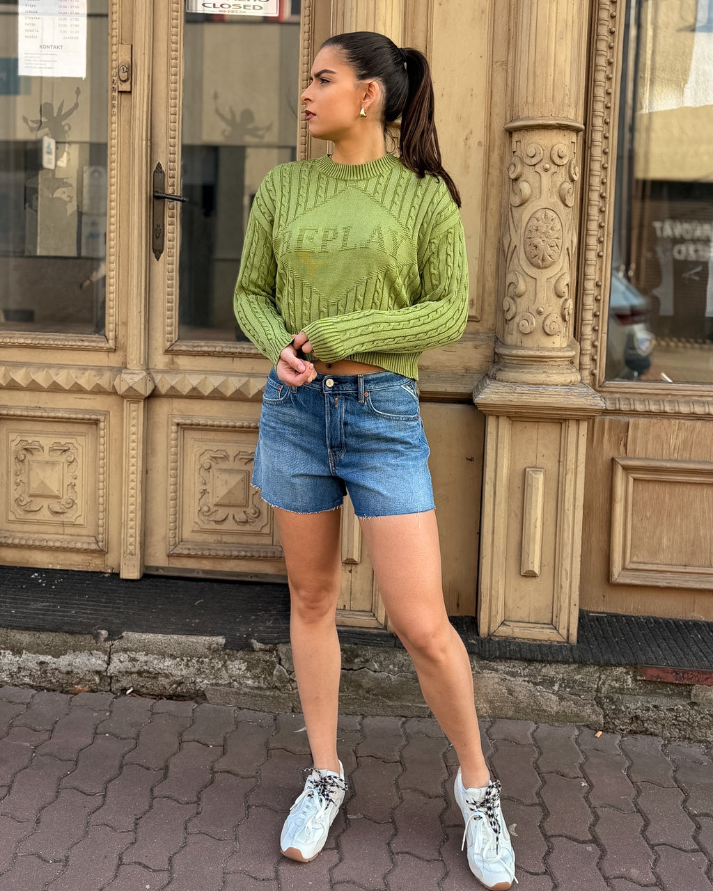 DÁMSKÉ DŽÍNOVÉ KRAŤASY S NEZAČIŠTĚNÝM LEMEM 