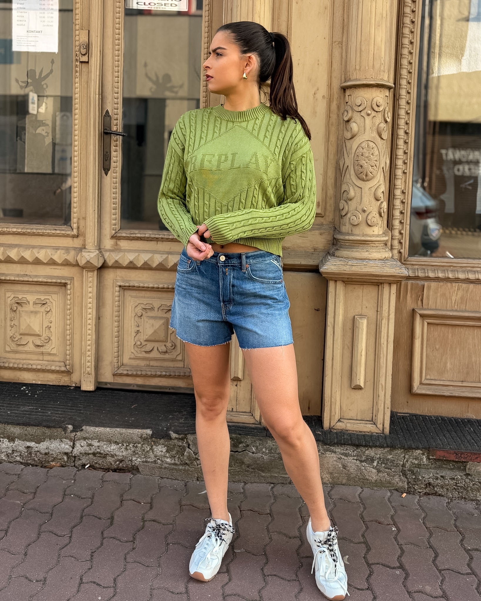 DÁMSKÉ DŽÍNOVÉ KRAŤASY S NEZAČIŠTĚNÝM LEMEM 