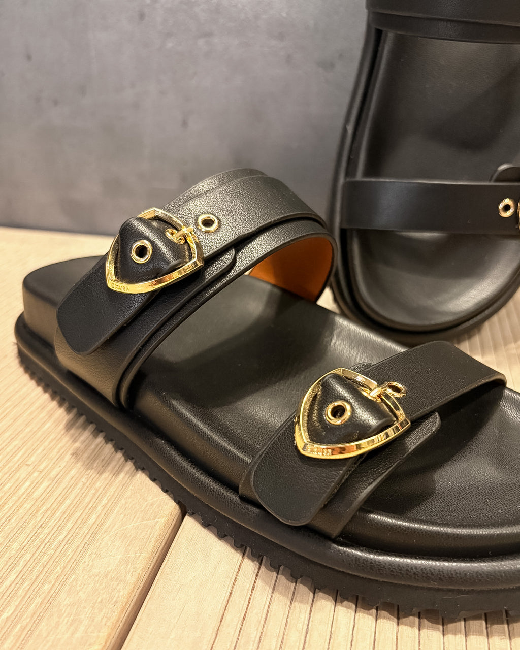 DÁMSKÉ PÁSKOVÉ PANTOFLE BLAUER 