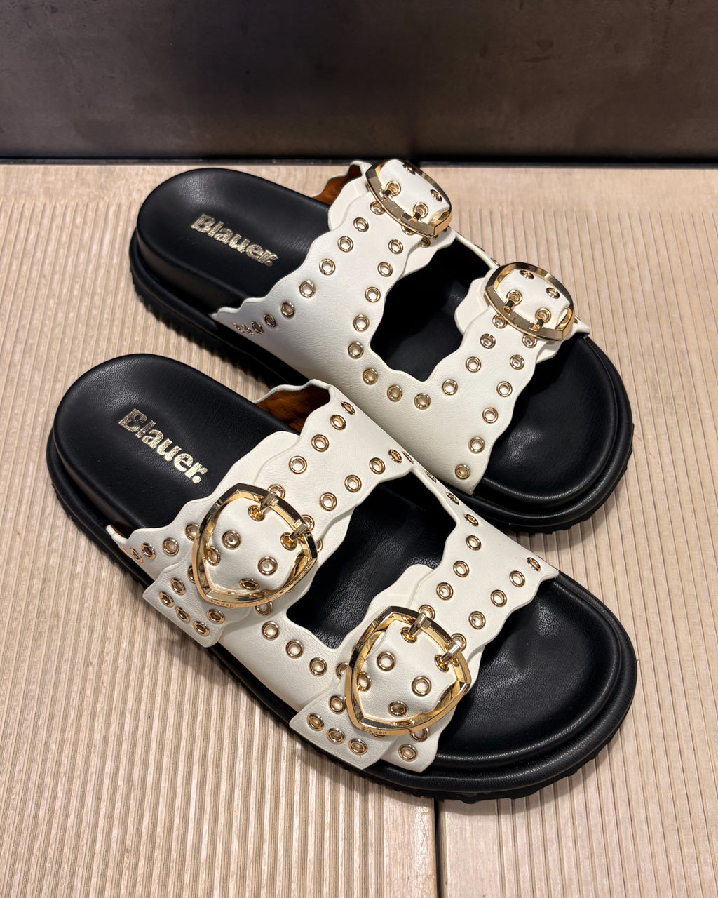 BLAUER NŐI PAPUCS SZEGECSES 