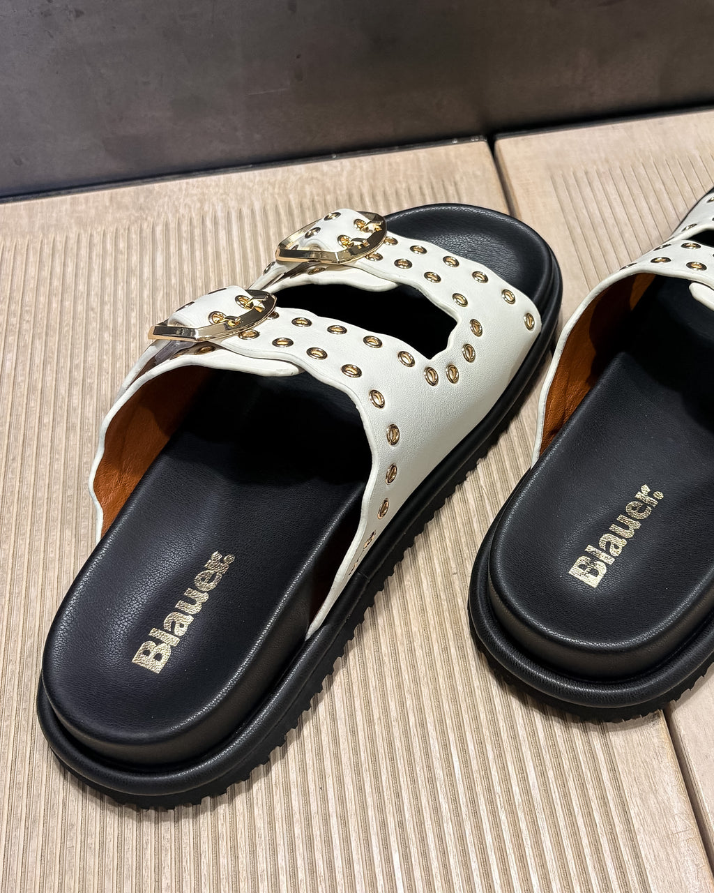 BLAUER NŐI PAPUCS SZEGECSES 