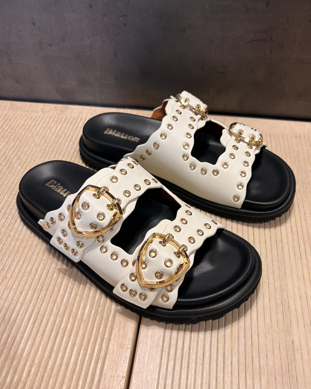 BLAUER NŐI PAPUCS SZEGECSES 