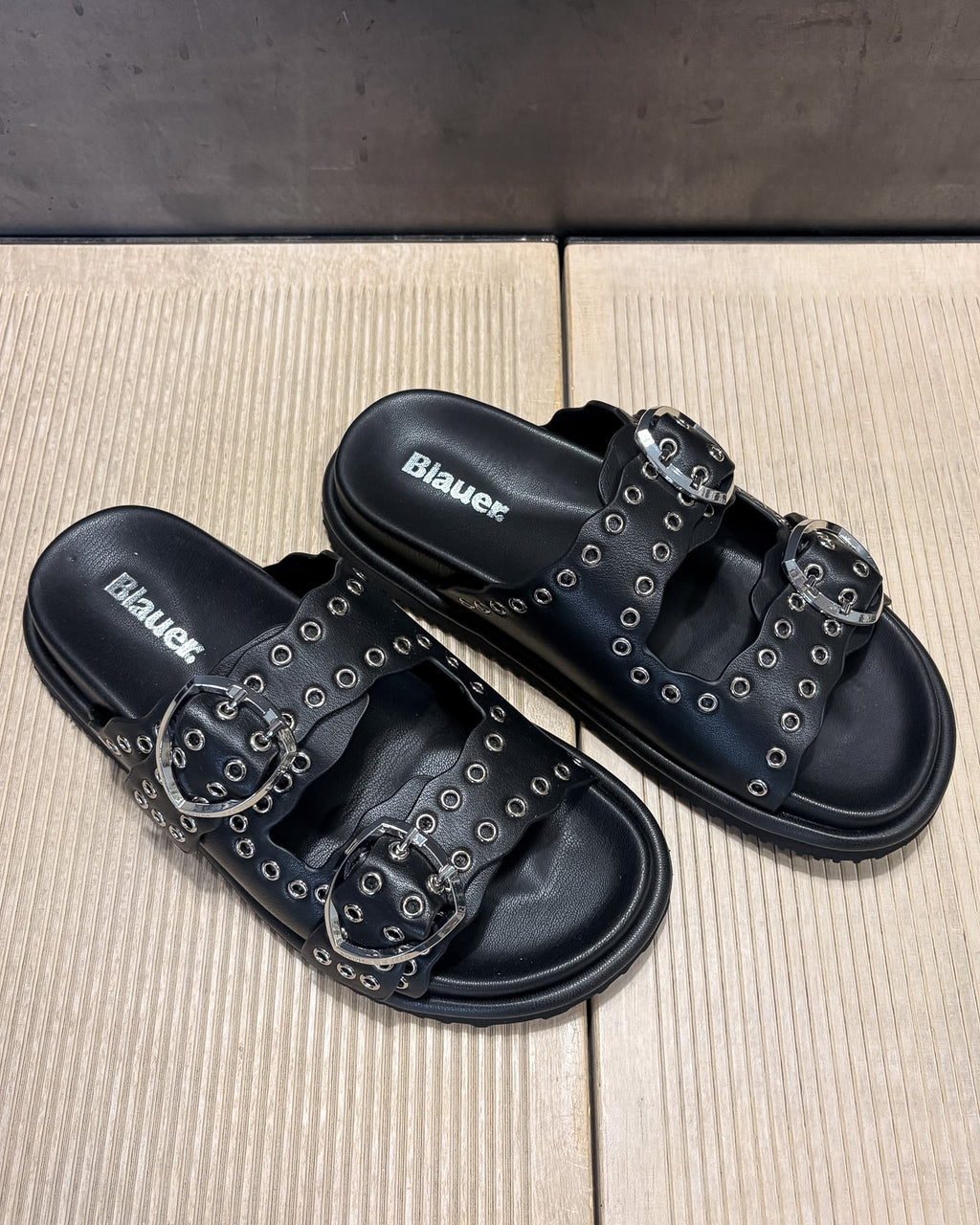 BLAUER NŐI PAPUCS SZEGECSES 