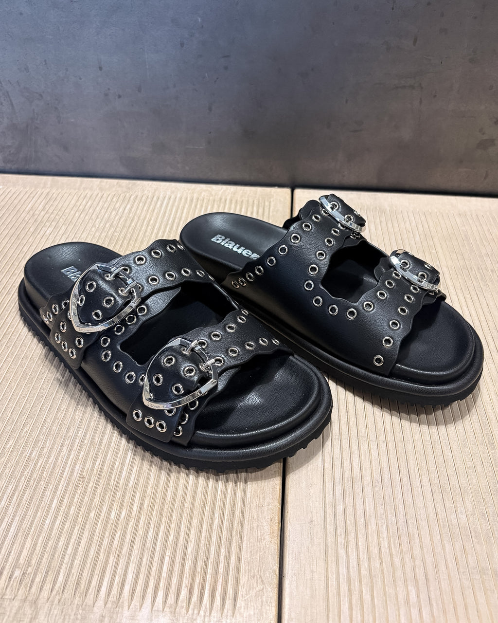 BLAUER NŐI PAPUCS SZEGECSES 