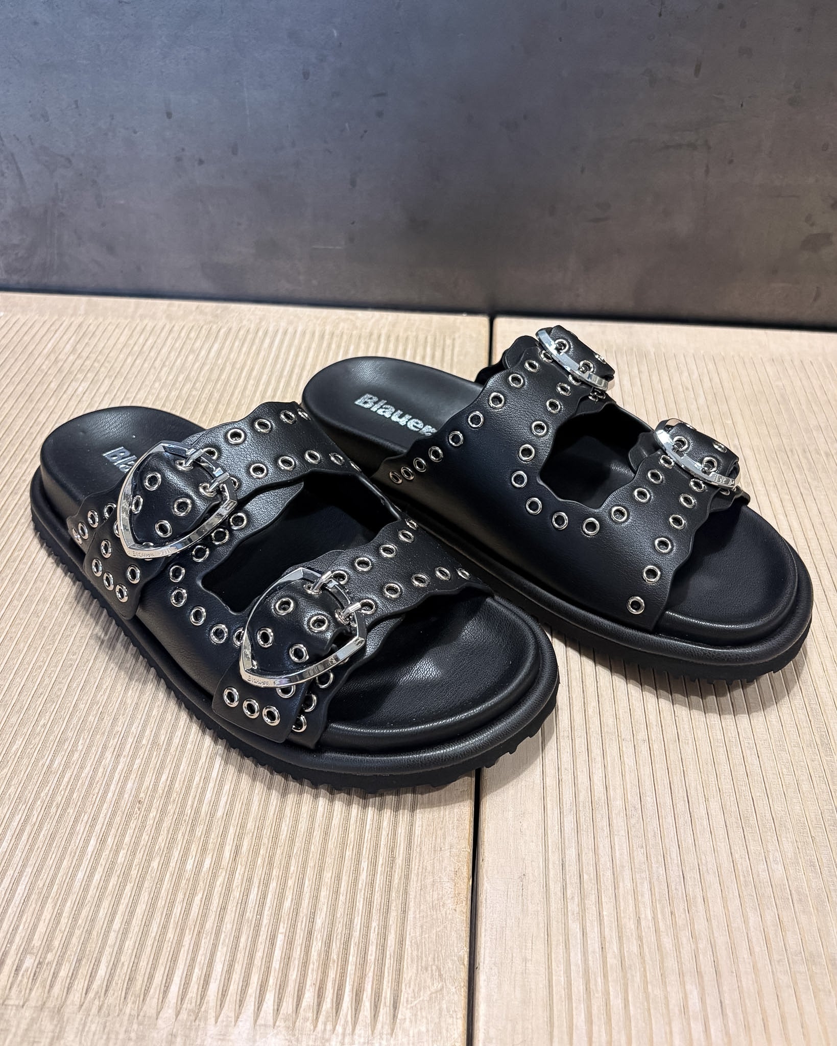 BLAUER NŐI PAPUCS SZEGECSES 