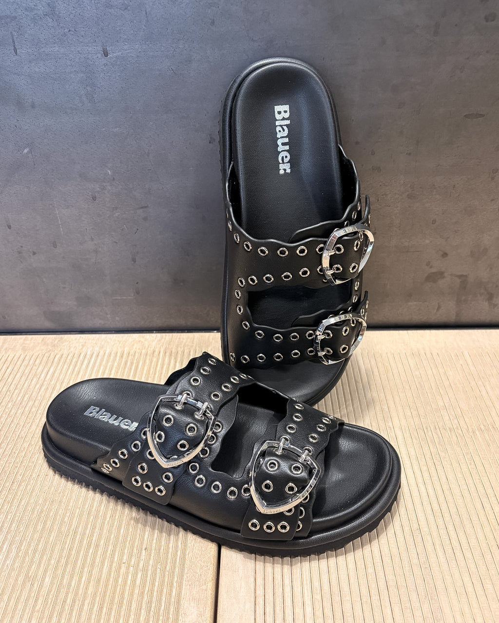 BLAUER NŐI PAPUCS SZEGECSES 