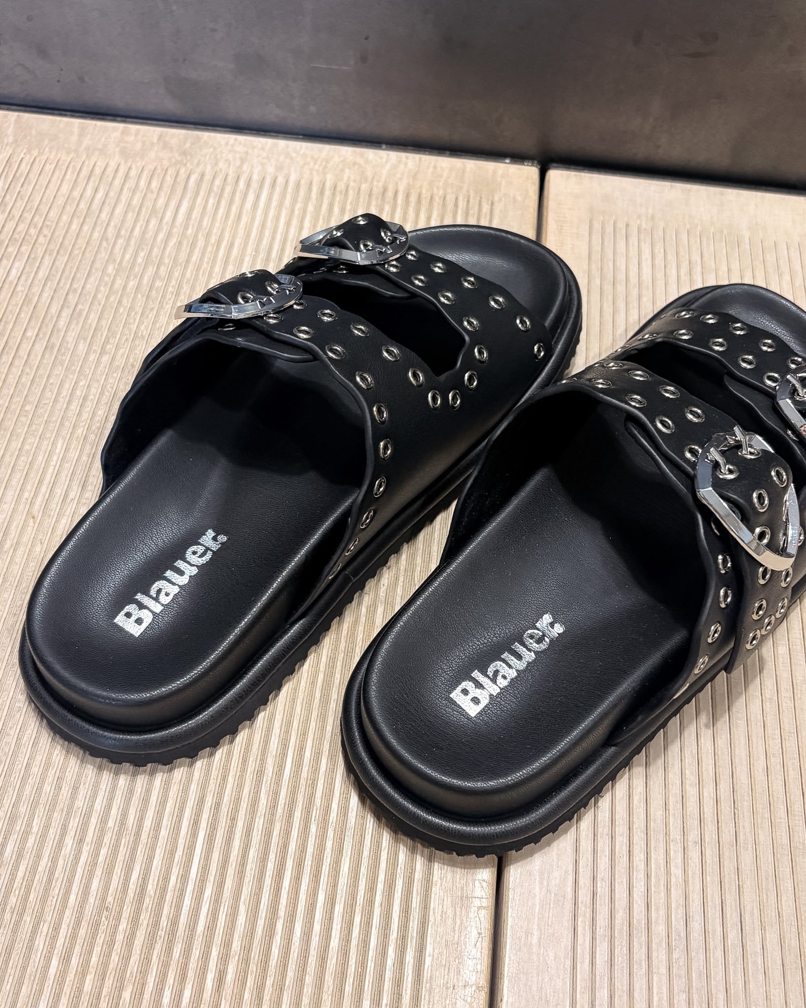 BLAUER NŐI PAPUCS SZEGECSES 