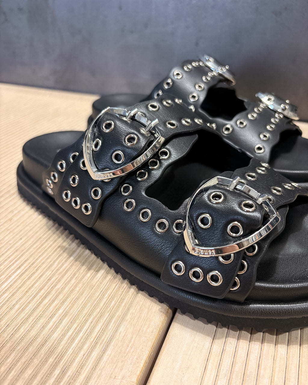 BLAUER NŐI PAPUCS SZEGECSES 