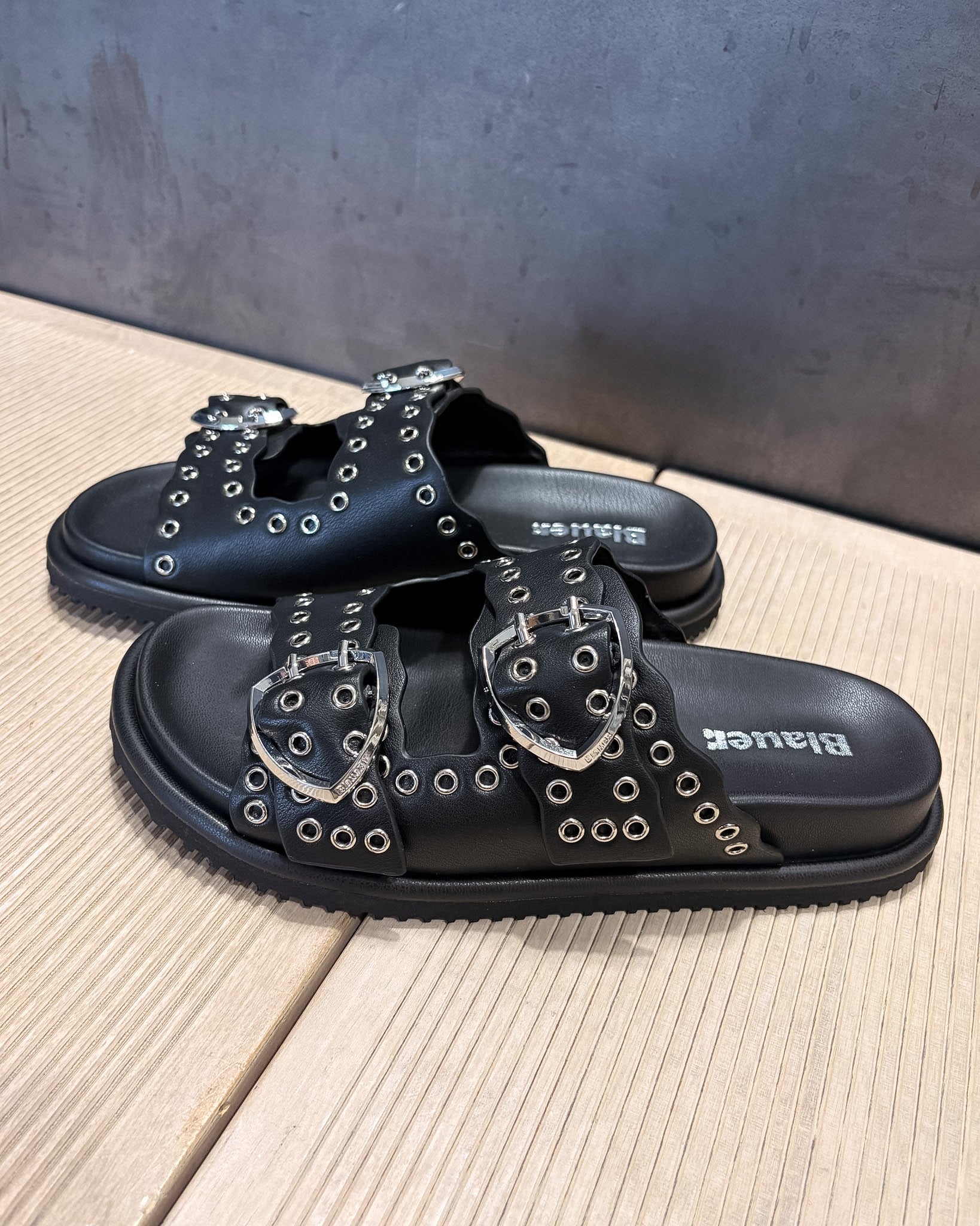 BLAUER NŐI PAPUCS SZEGECSES 