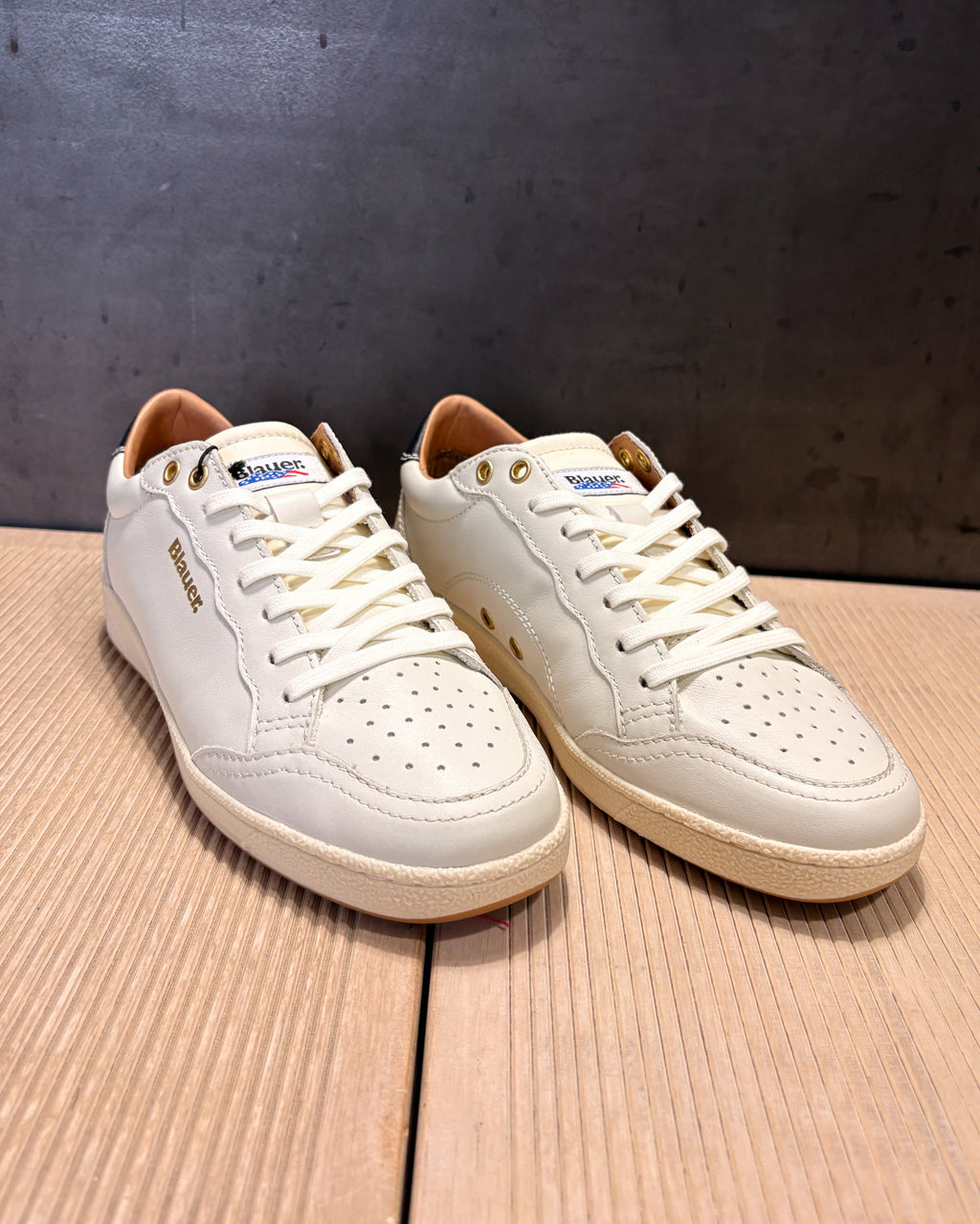 BLAUER FÉRFI CIPŐ KONTRASZTOS SAROKKAL