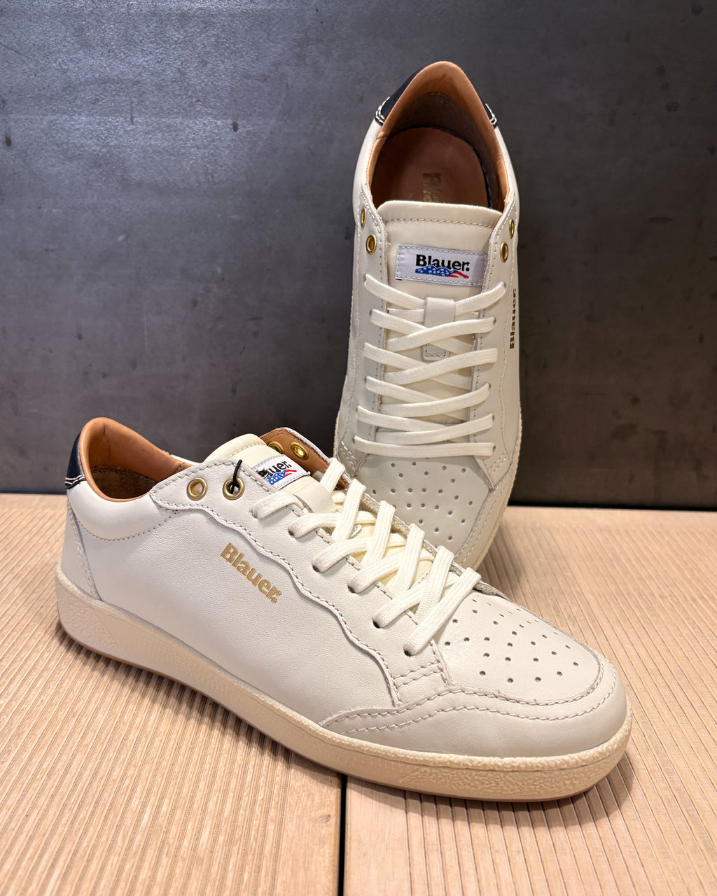 BLAUER FÉRFI CIPŐ KONTRASZTOS SAROKKAL